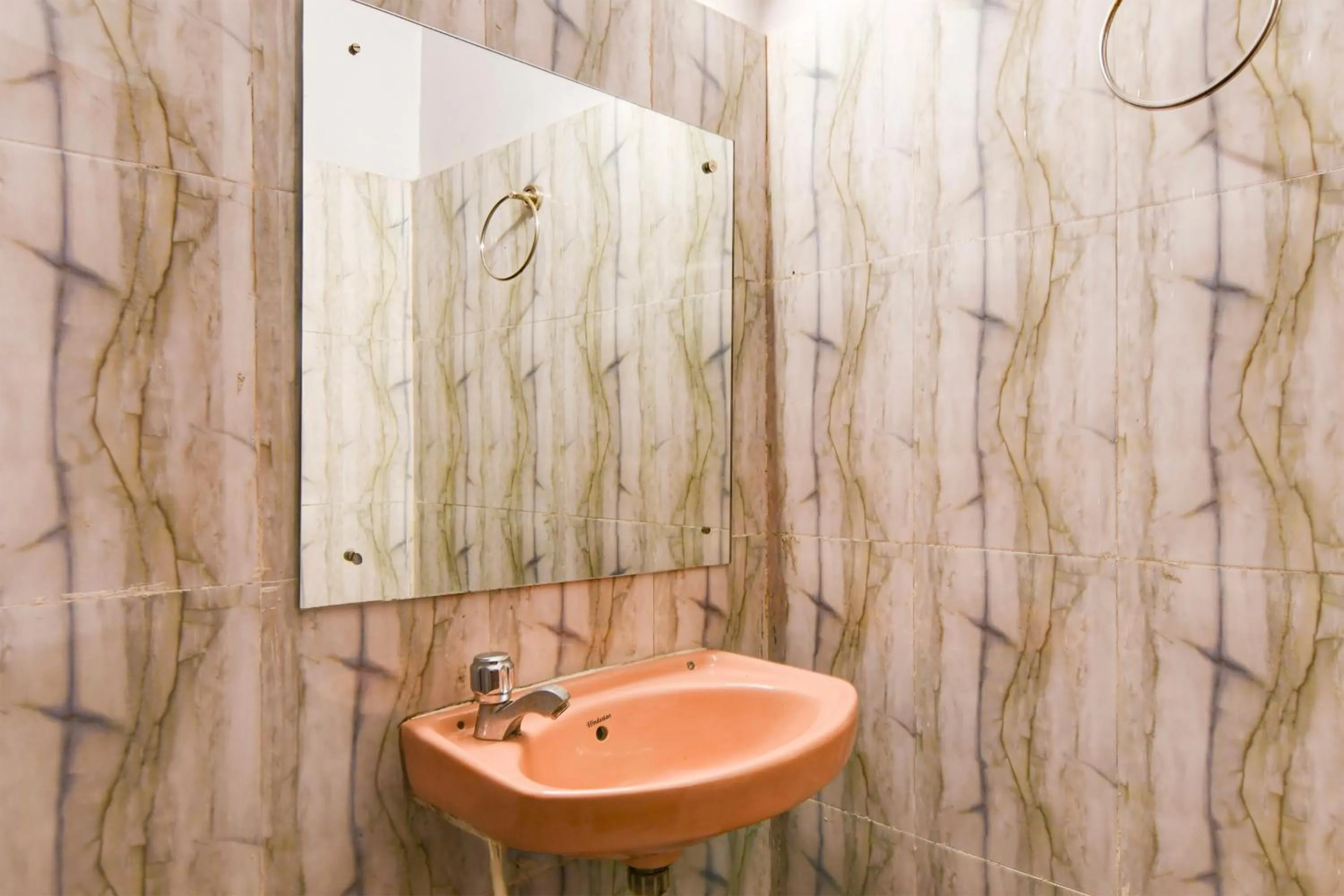 Bathroom in Super Hotel O Picnic Garden formerly Amaris Stay