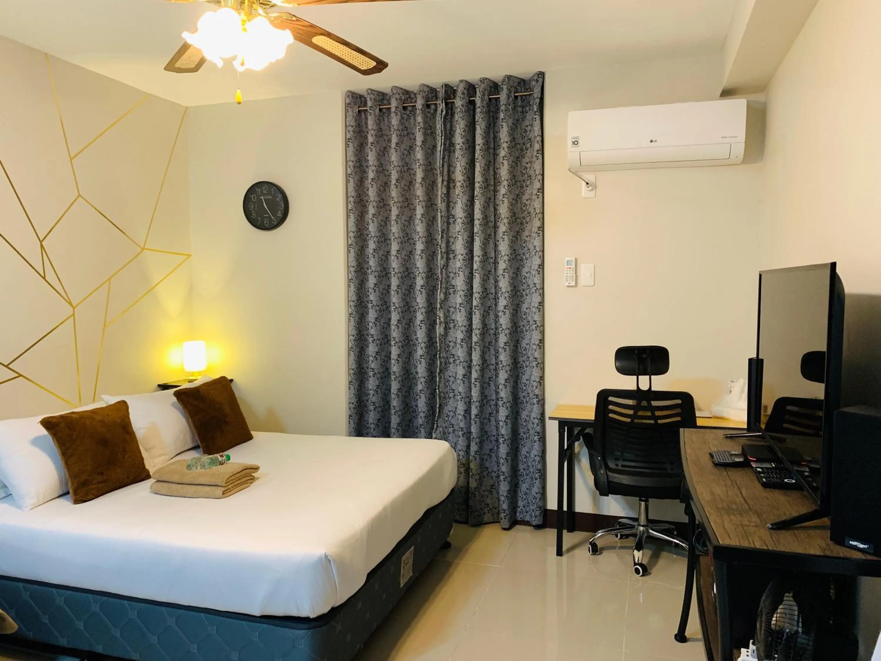 Bedroom, Bed in Quayside Condo near Airport
