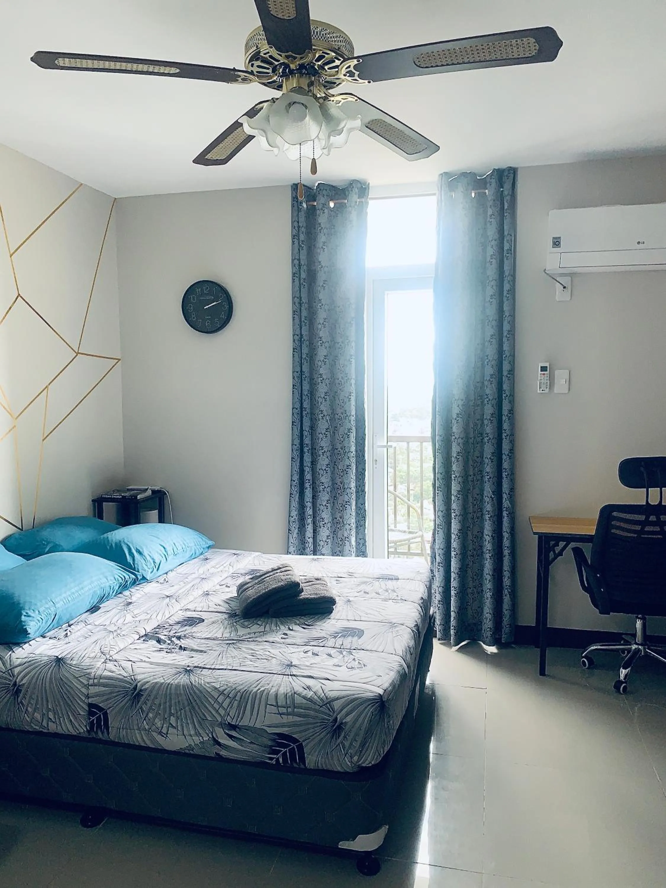 Bed in Quayside Condo near Airport
