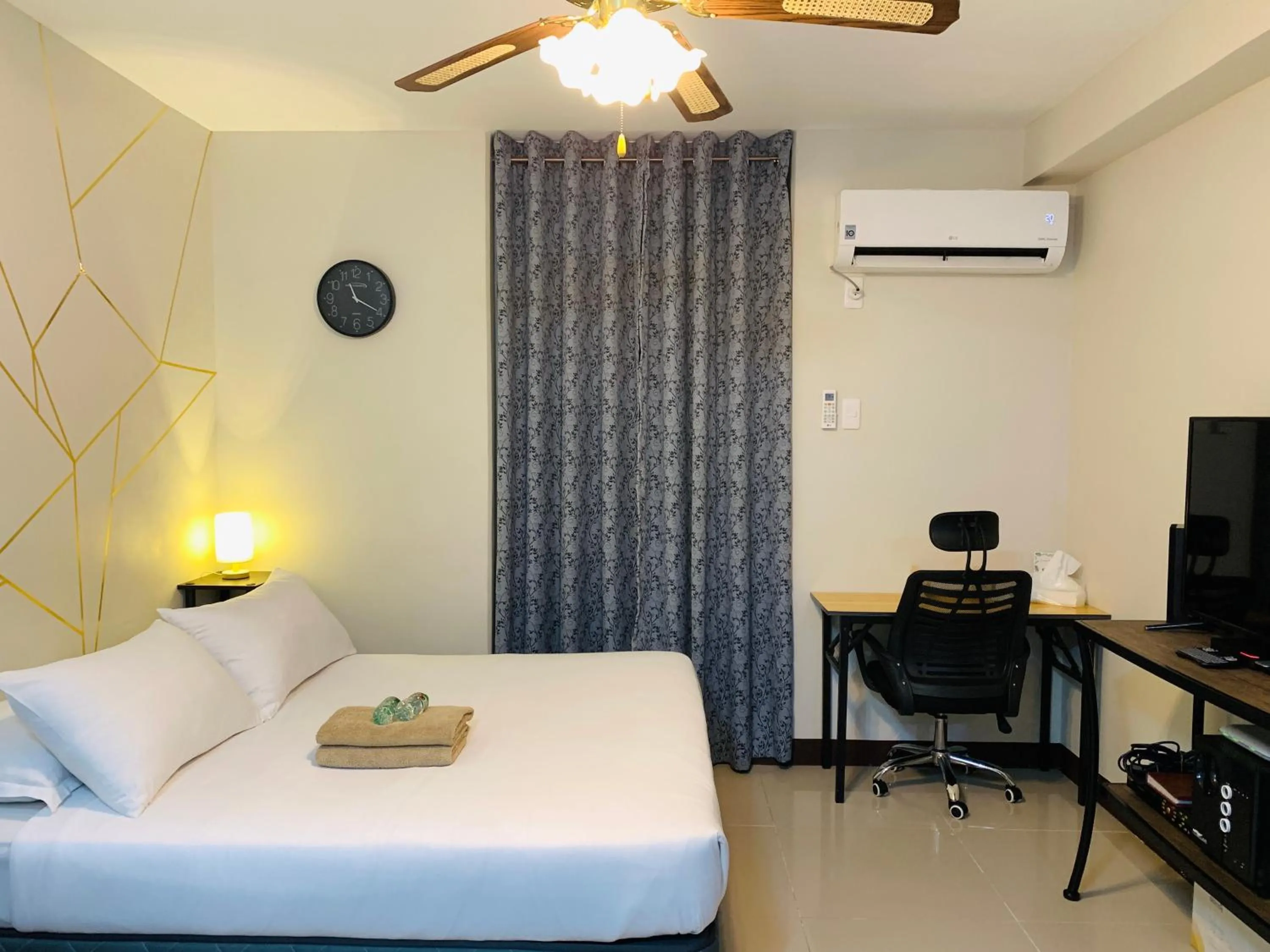 Bedroom, Bed in Quayside Condo near Airport