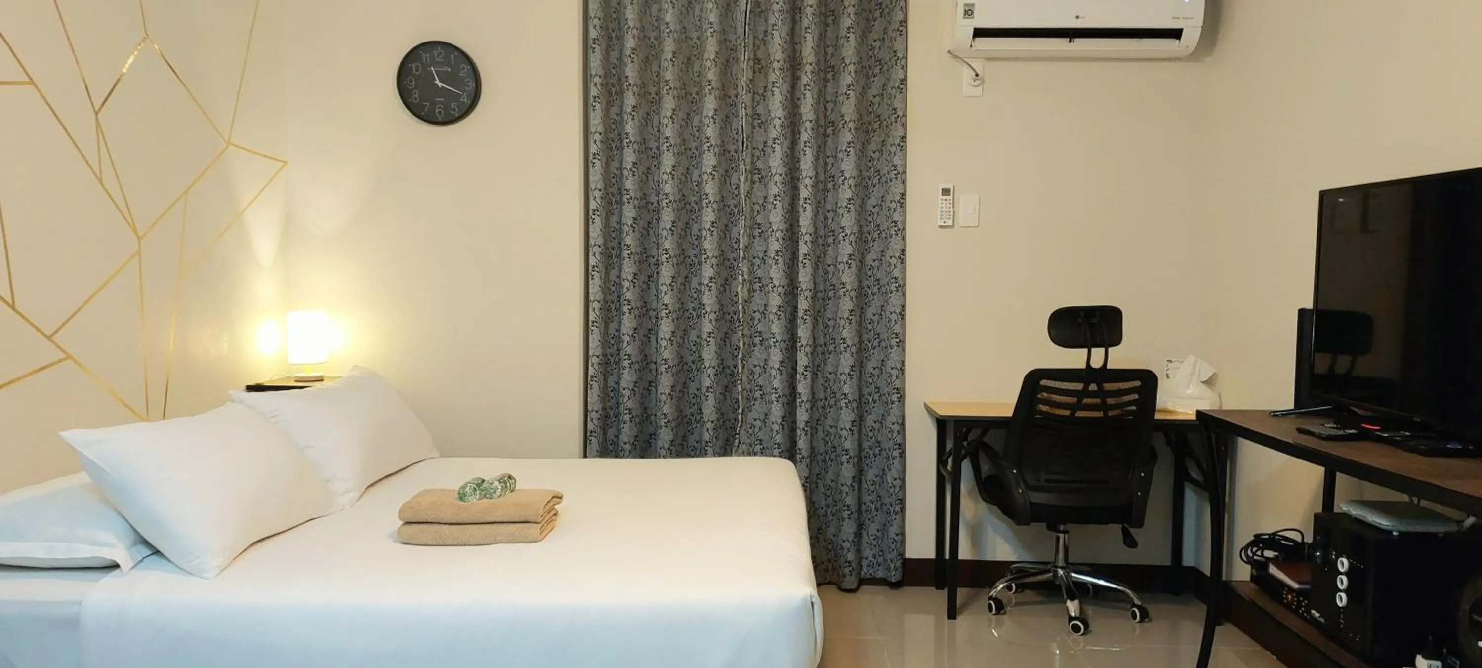 Bed in Quayside Condo near Airport