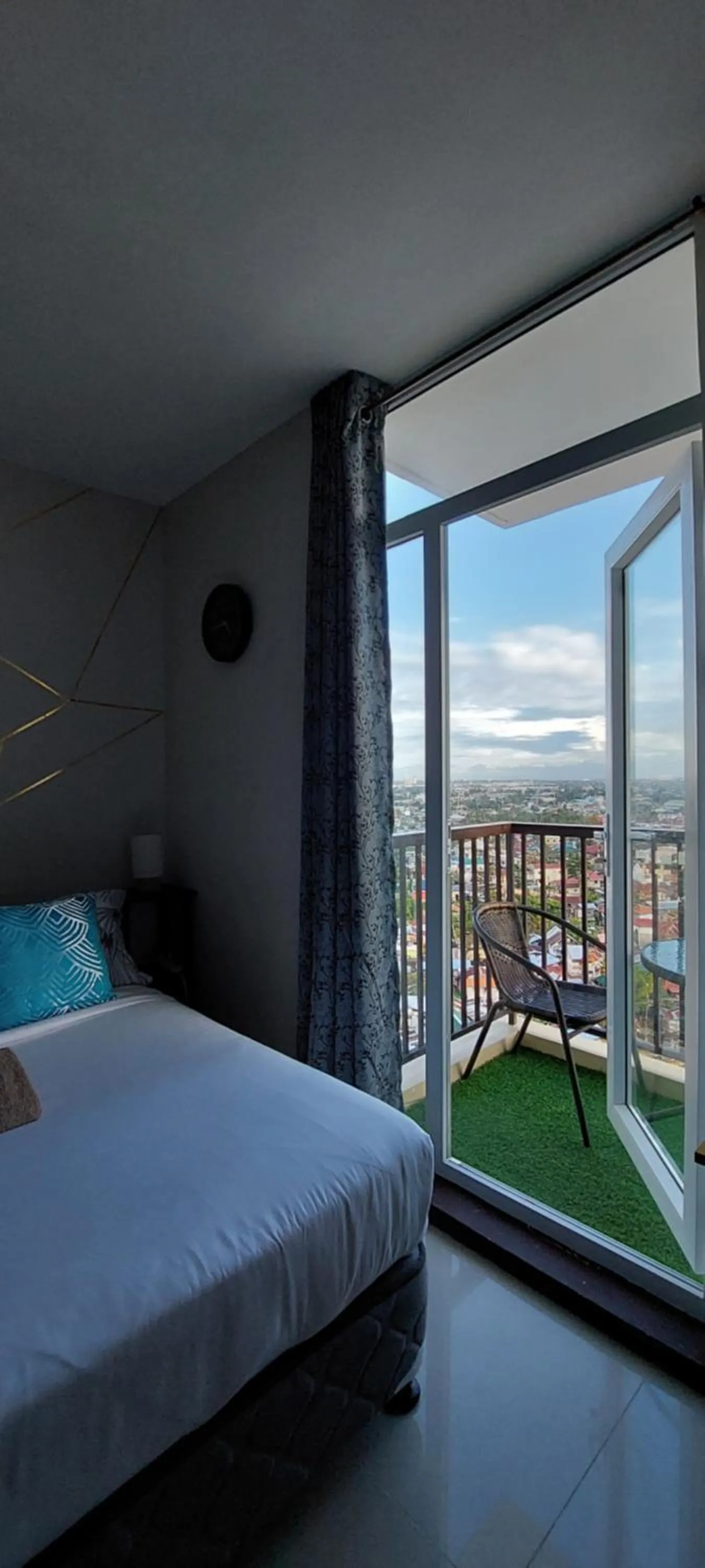Bed in Quayside Condo near Airport