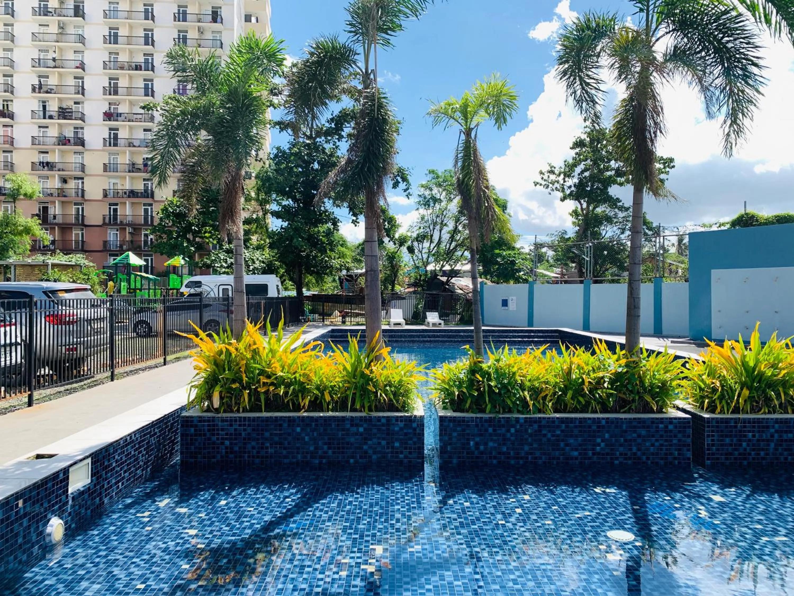 Swimming pool in Quayside Condo near Airport