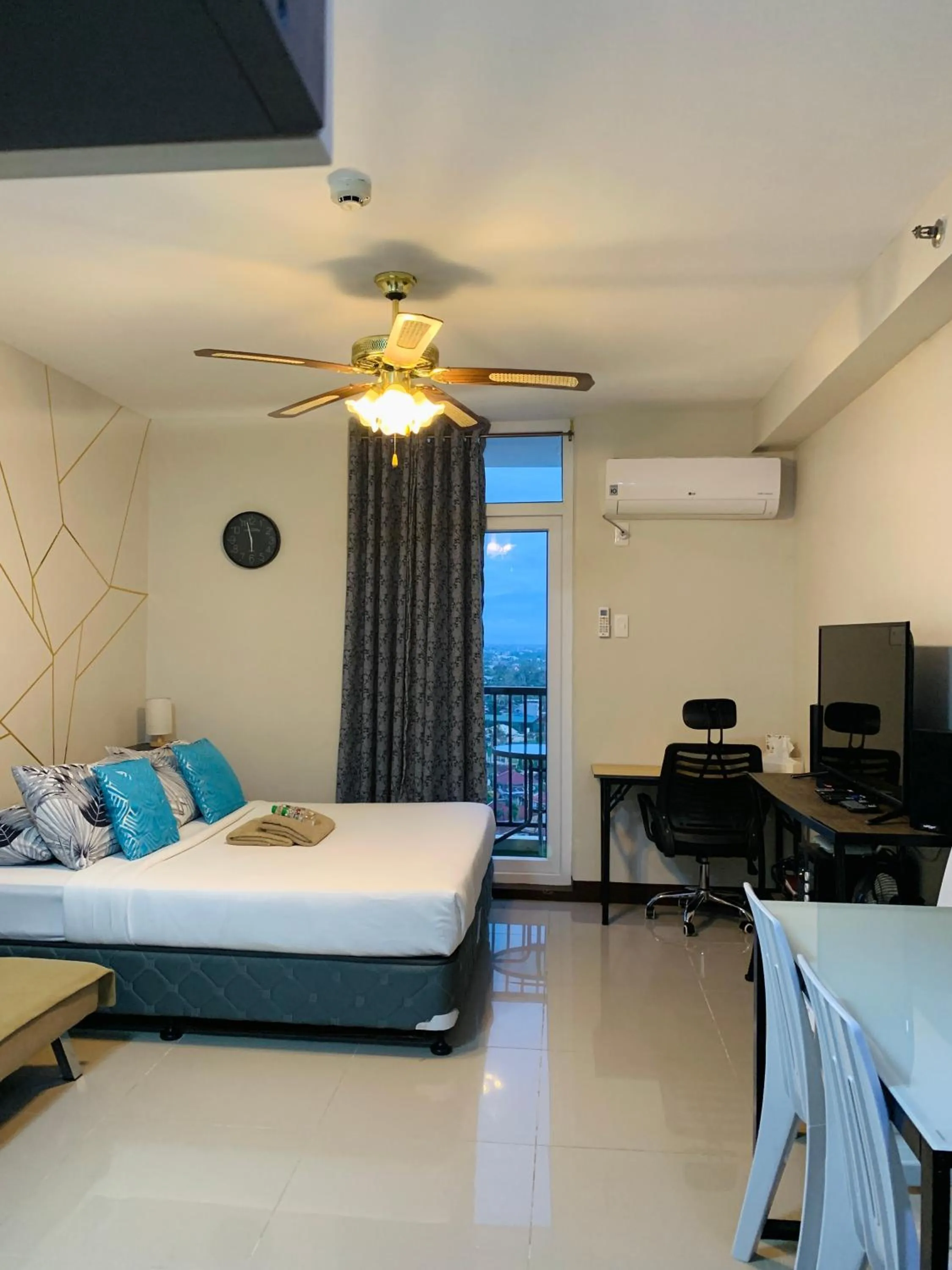 Bed in Quayside Condo near Airport