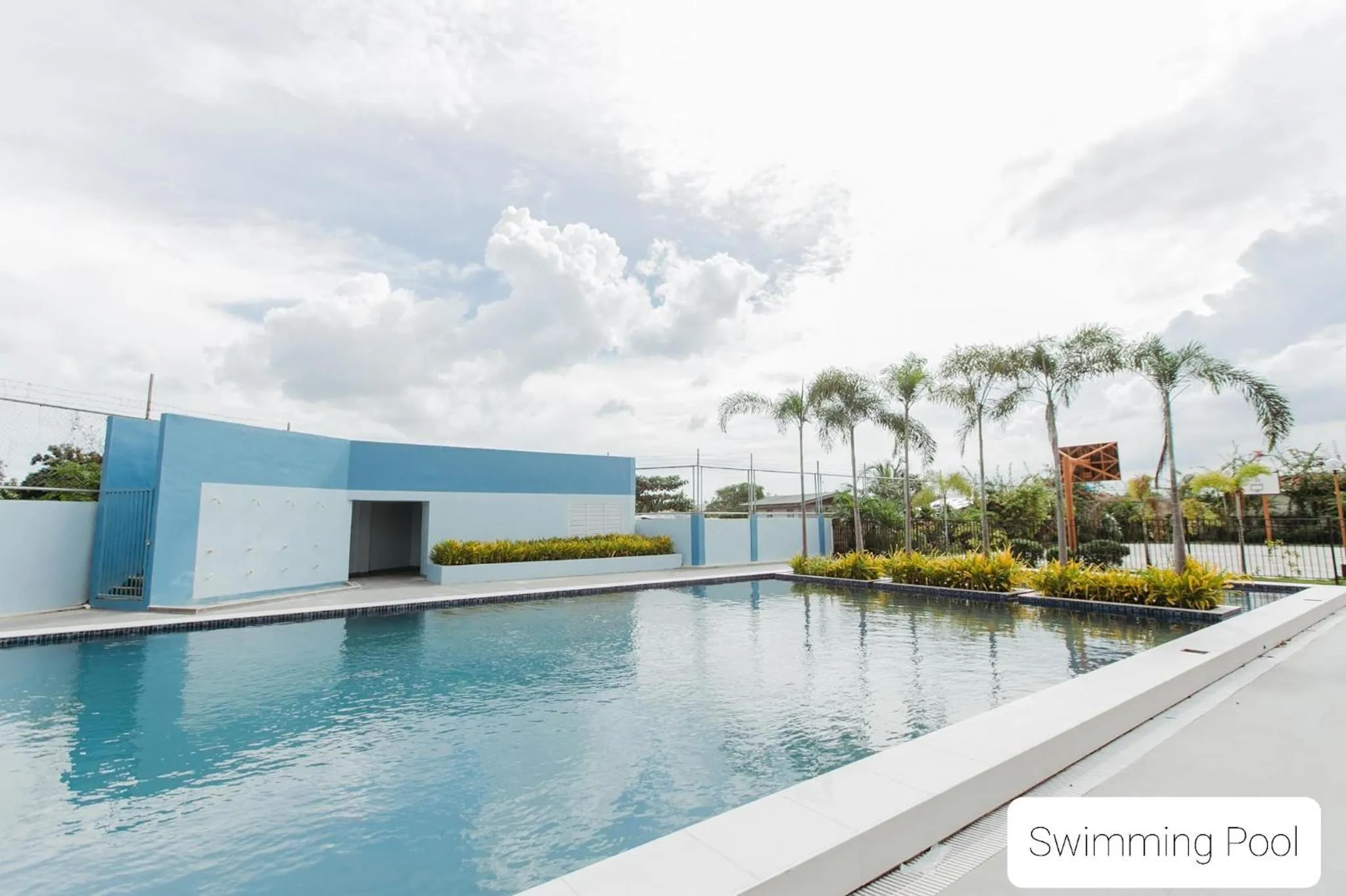 Swimming pool in Quayside Condo near Airport