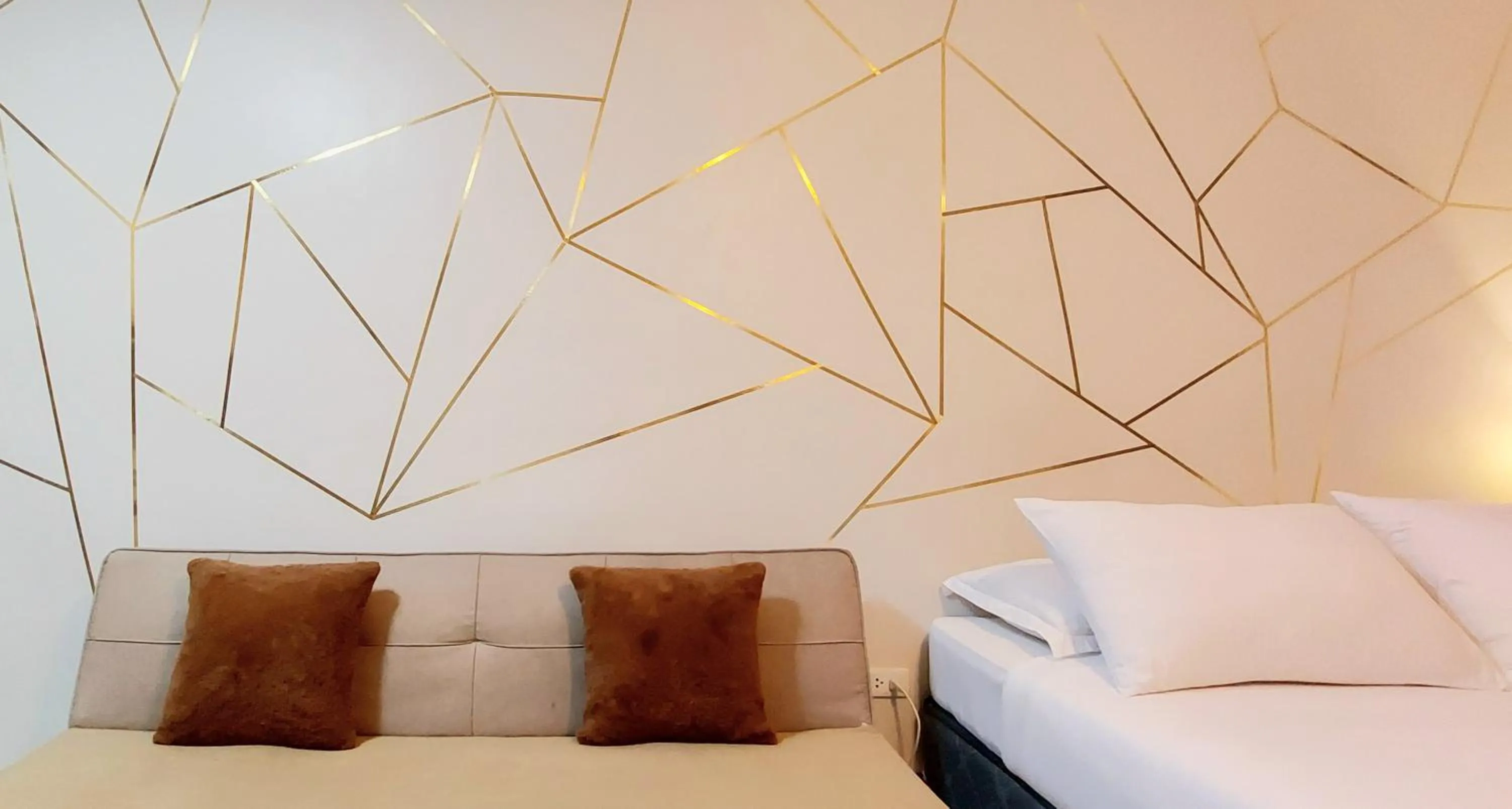 Bed in Quayside Condo near Airport