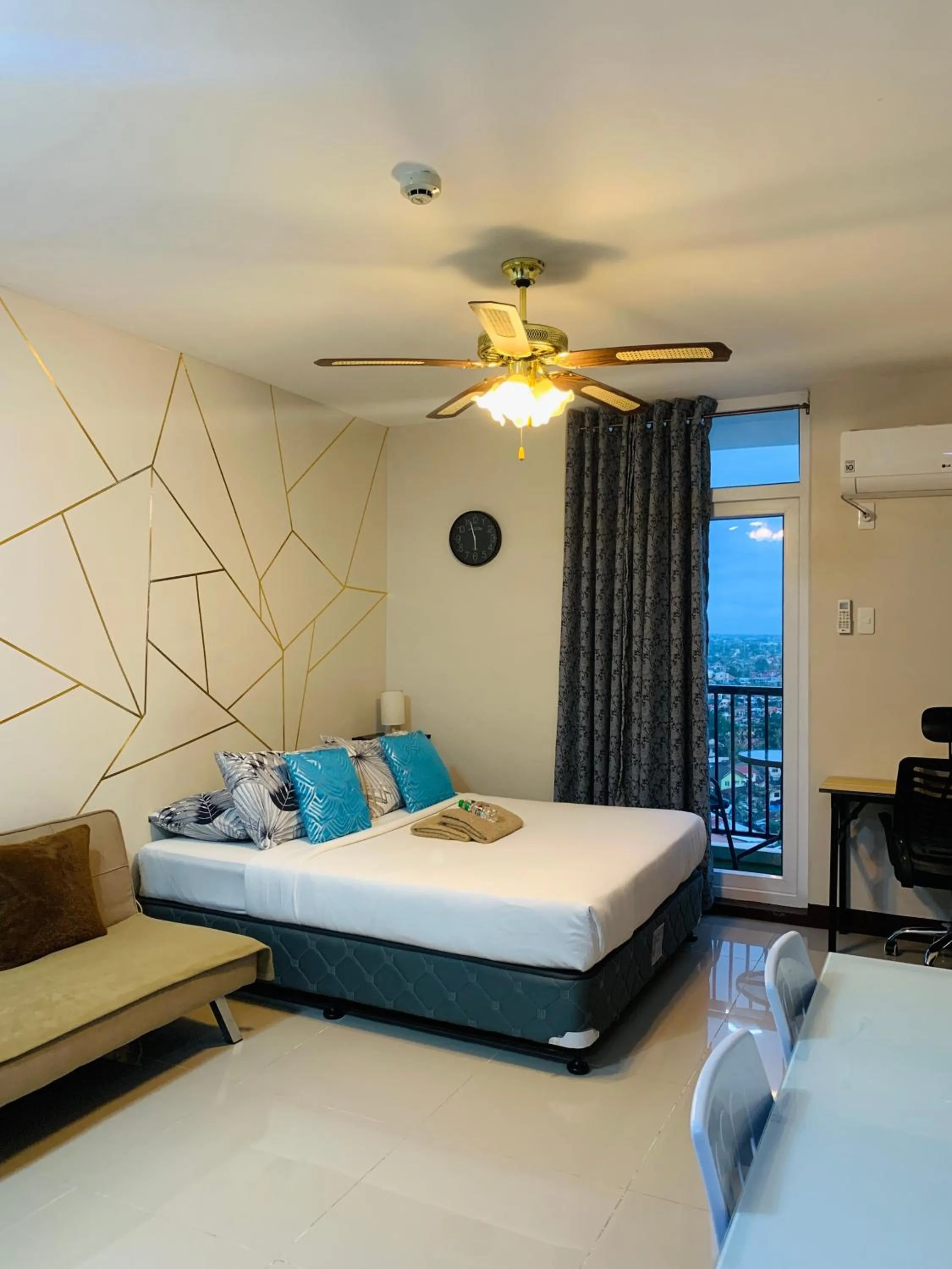 Bed in Quayside Condo near Airport