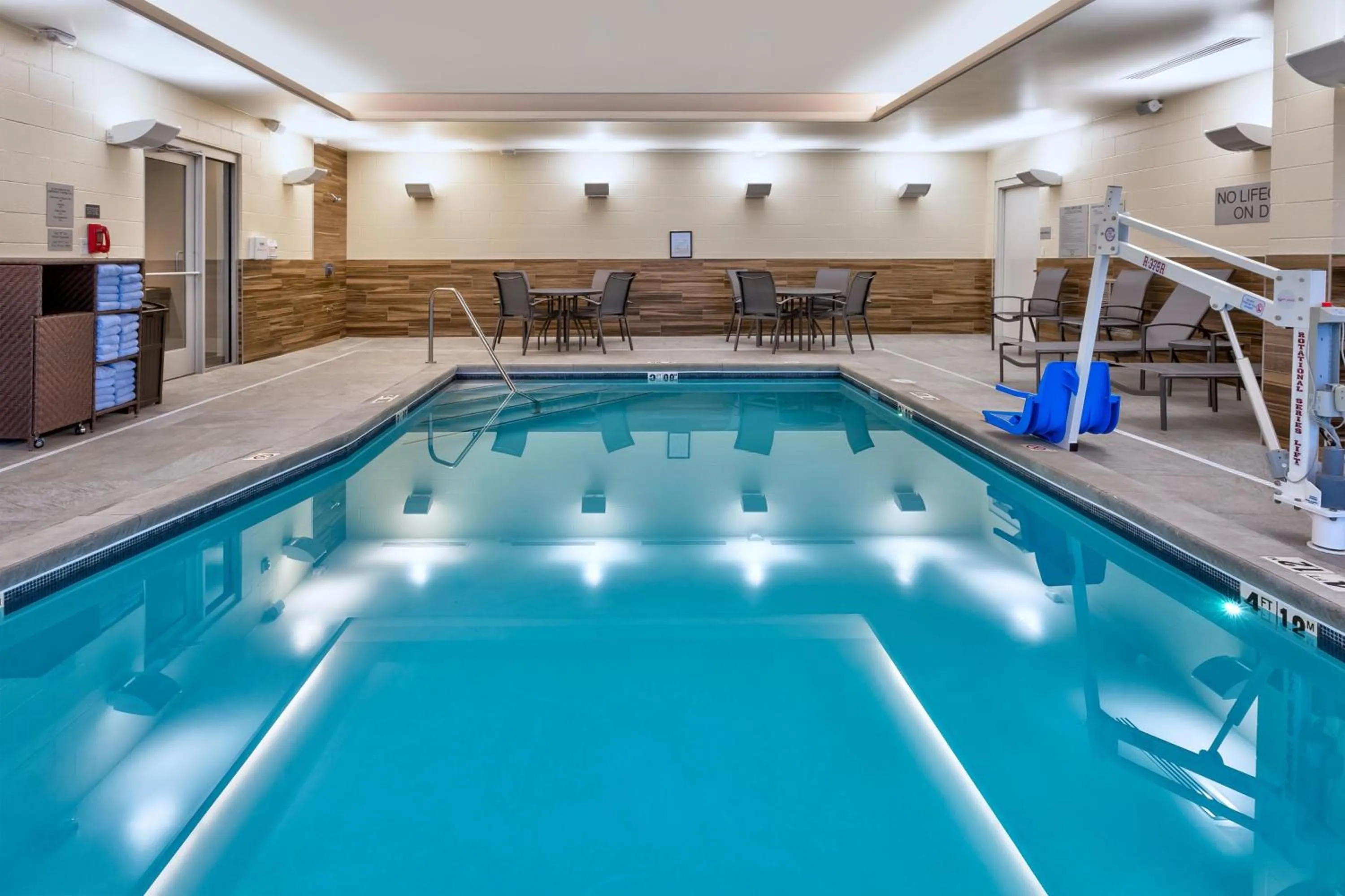Swimming pool in Fairfield by Marriott Inn & Suites Grand Rapids North