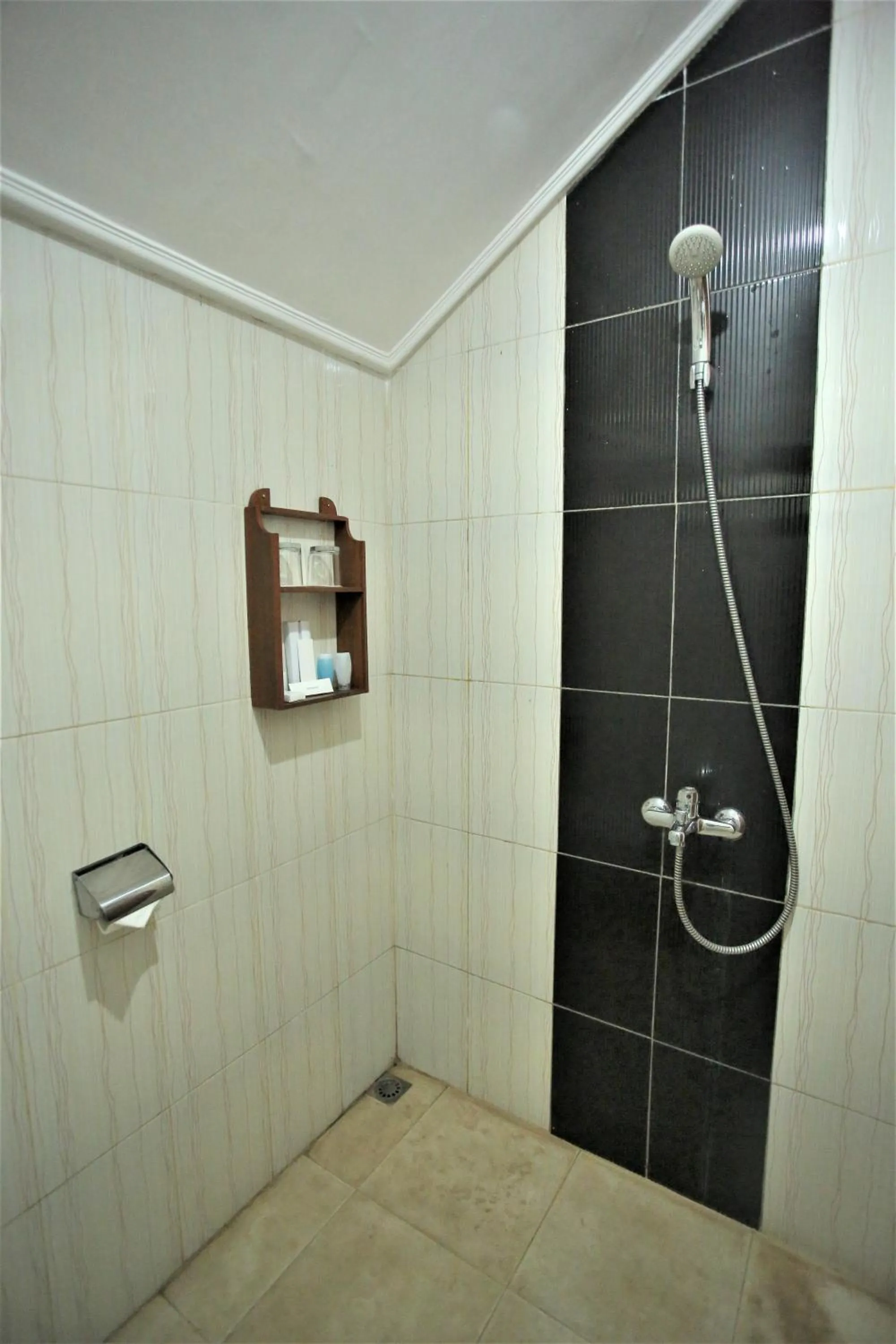 Shower in Kasuari Exotic Resort Magelang