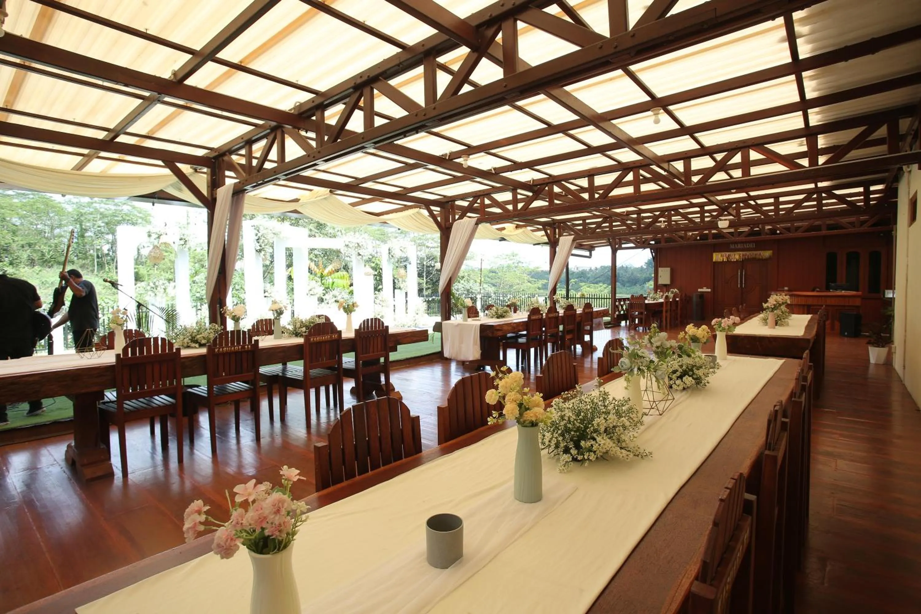 Restaurant/places to eat in Kasuari Exotic Resort Magelang