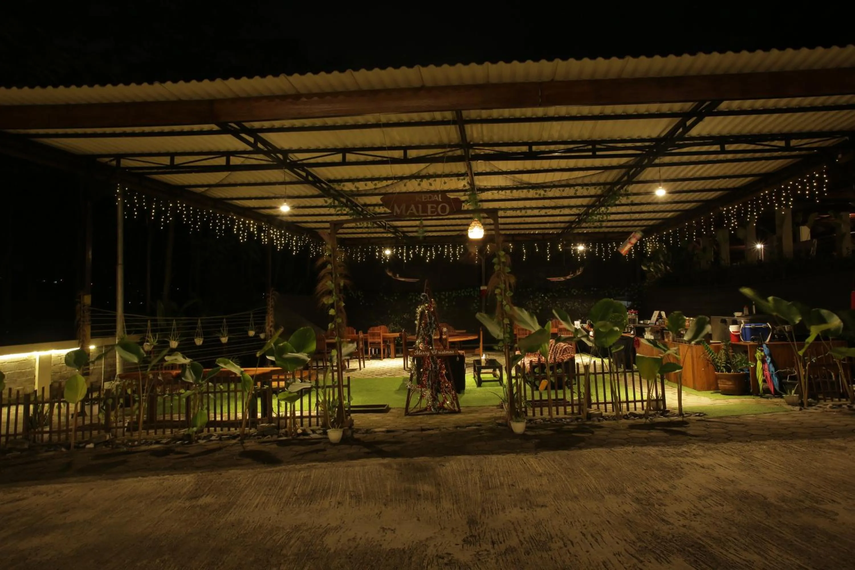 Restaurant/places to eat in Kasuari Exotic Resort Magelang