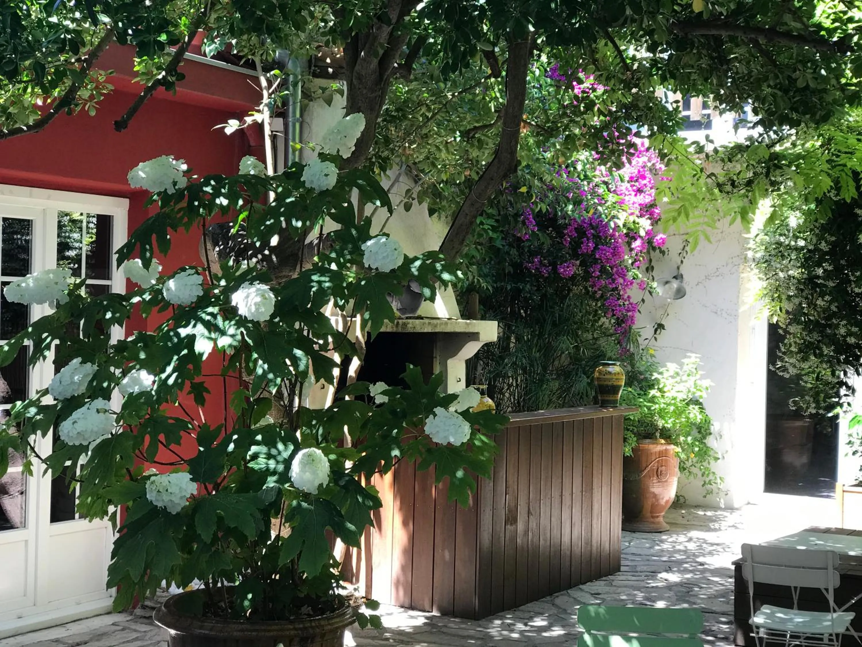 Patio in Hotel Saint Louis - Au Coeur des Remparts