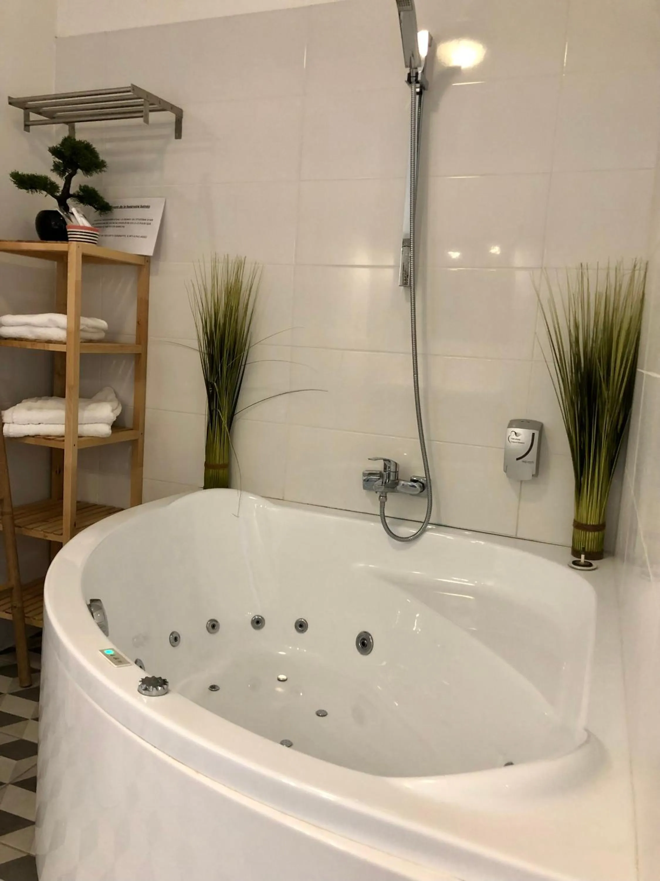 Hot Tub in Hotel Saint Louis - Au Coeur des Remparts