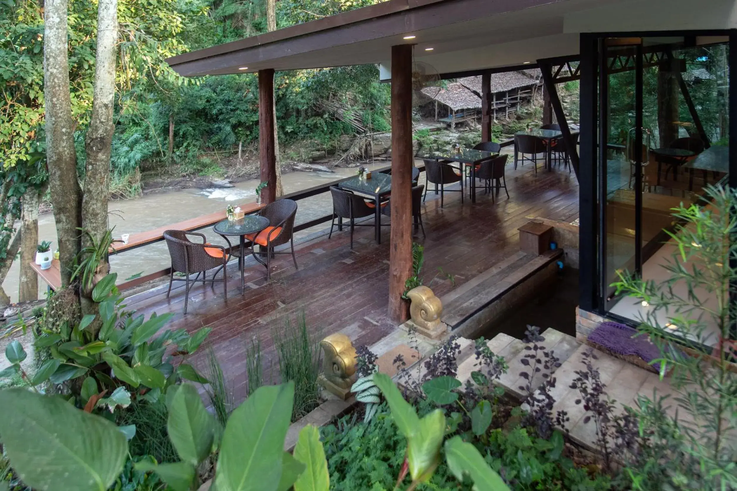 Restaurant/places to eat in Tawan Riverside Restaurant/places to eat in Tawan Riverside