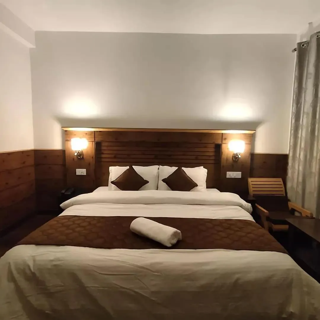 Bedroom, Bed in Hotel Blue Pine