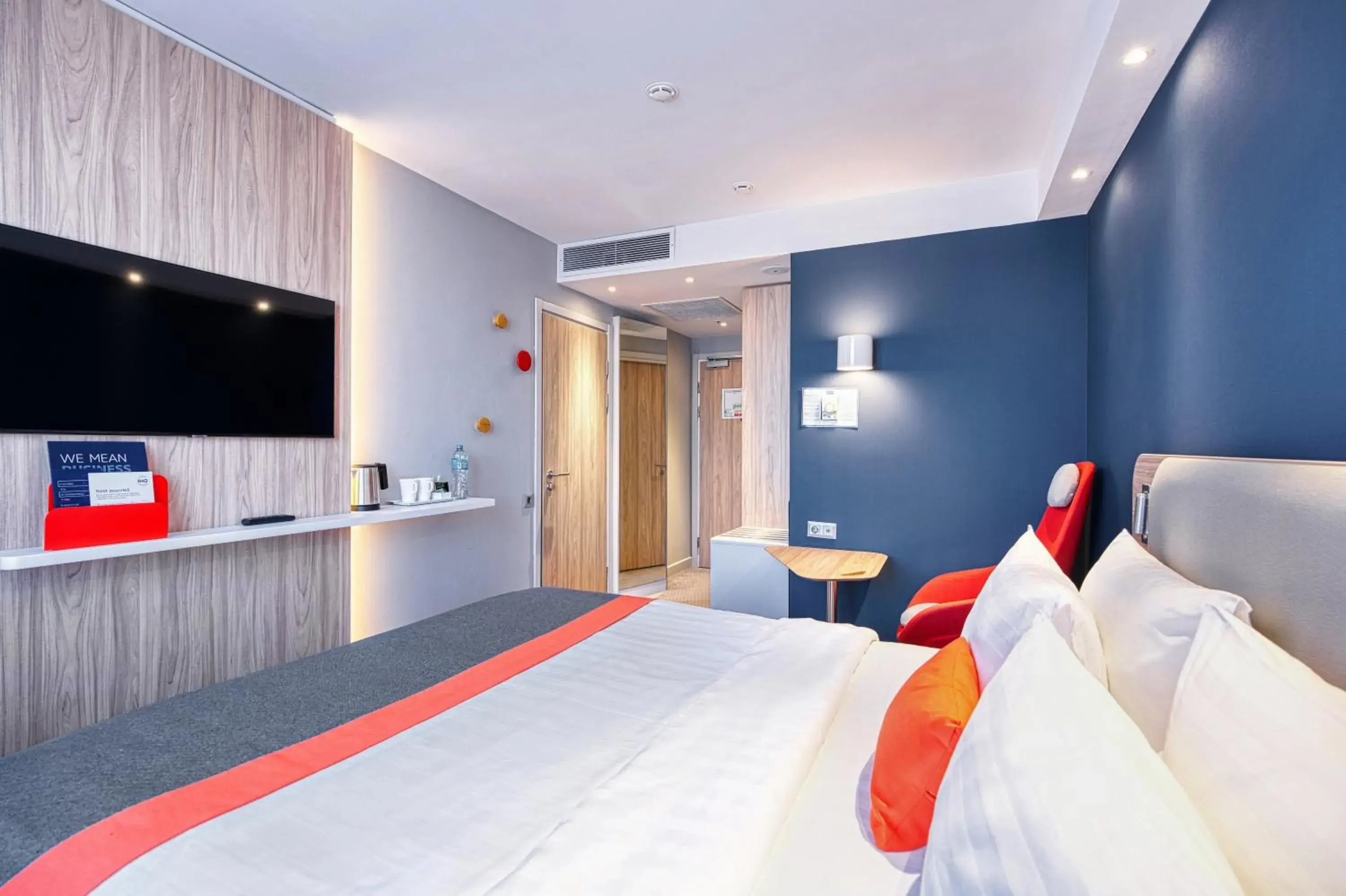 Bedroom, Bed in Holiday Inn Express - Almaty by IHG Bedroom, Bed in Holiday Inn Express - Almaty by IHG