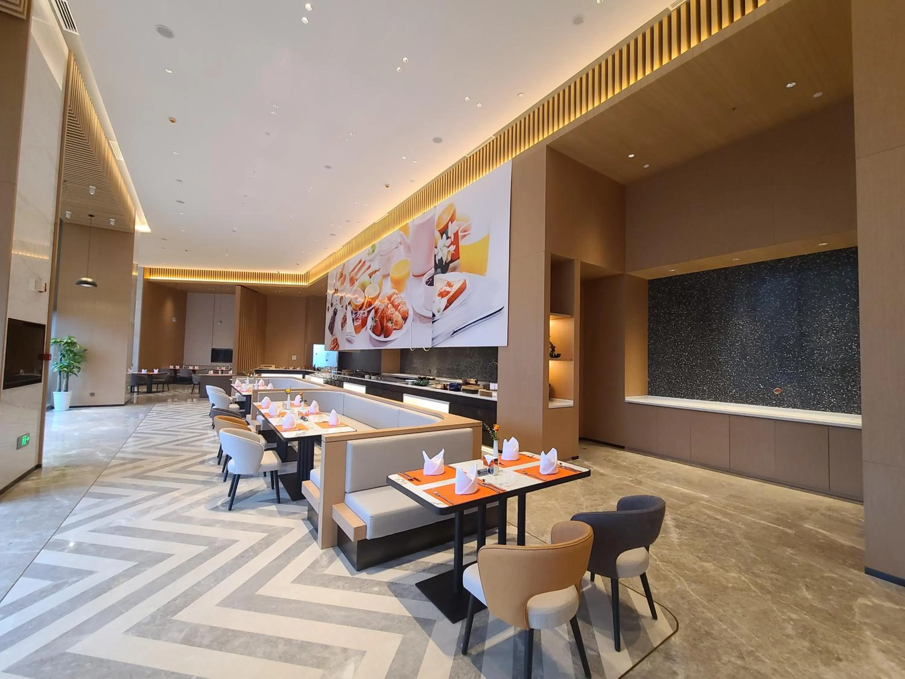 Restaurant/places to eat in Holiday Inn Luzhou Longjian by IHG