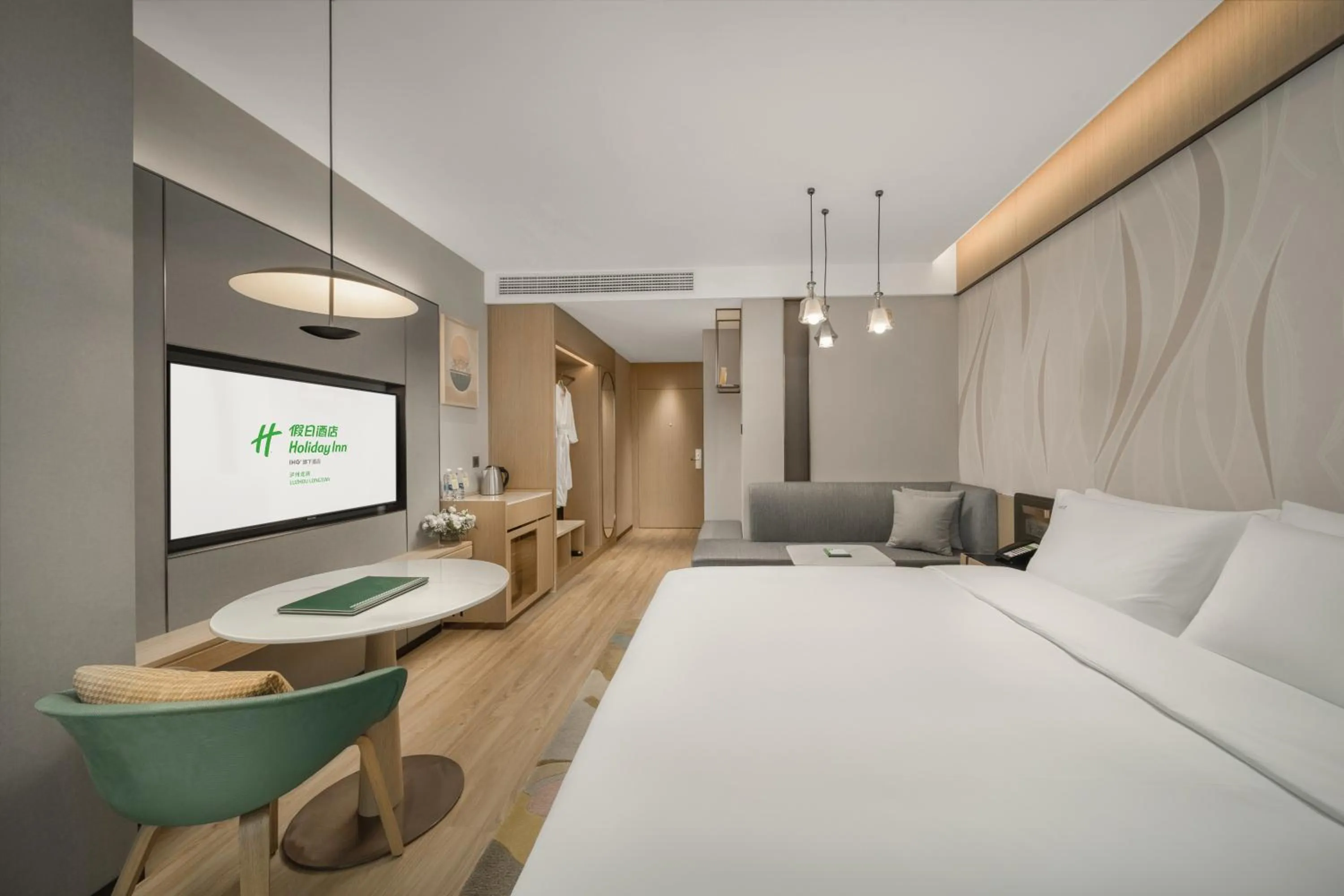 Photo of the whole room, Bed in Holiday Inn Luzhou Longjian by IHG