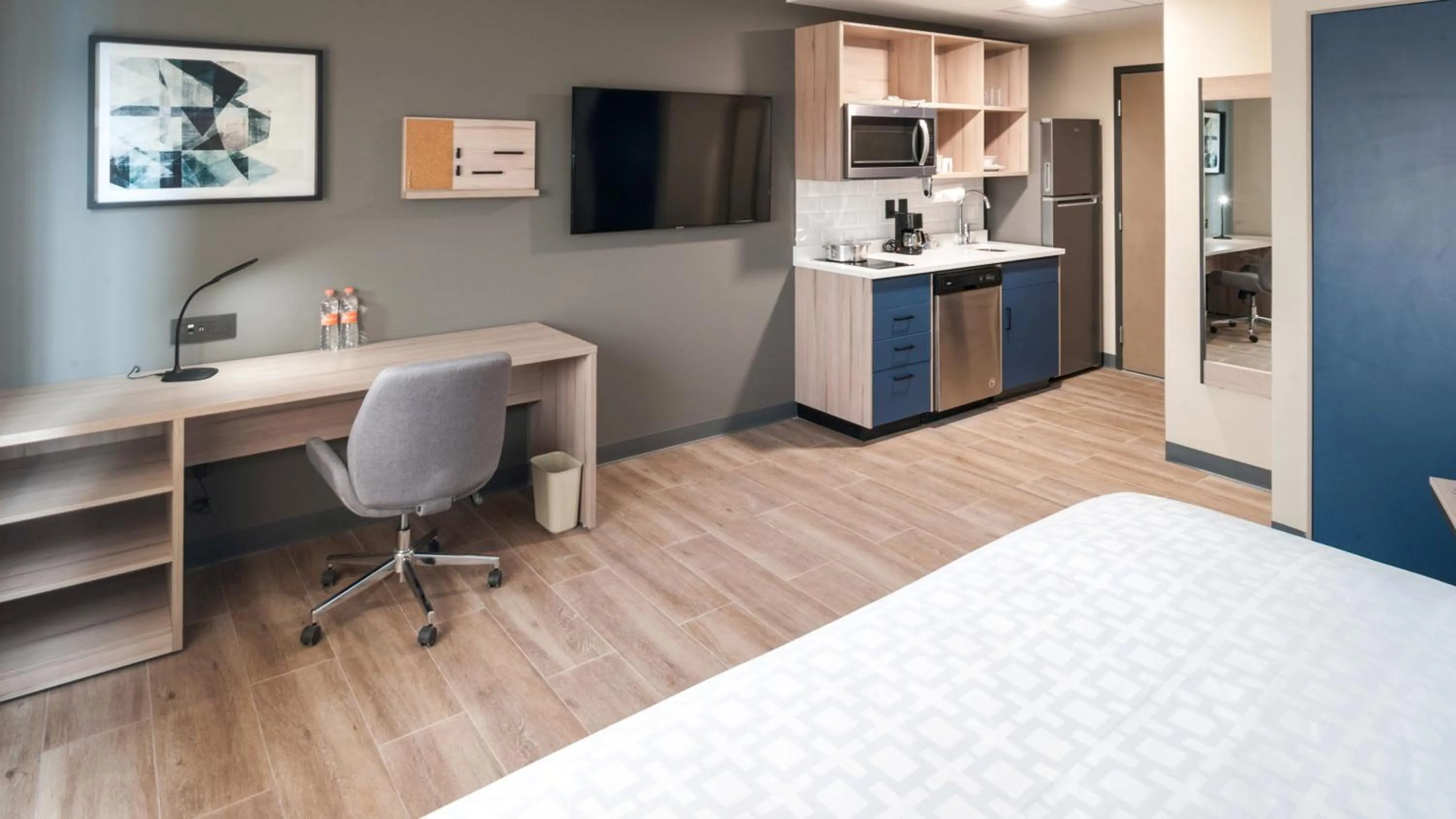 Photo of the whole room, Bed in Candlewood Suites - Guadalajara Galerias by IHG