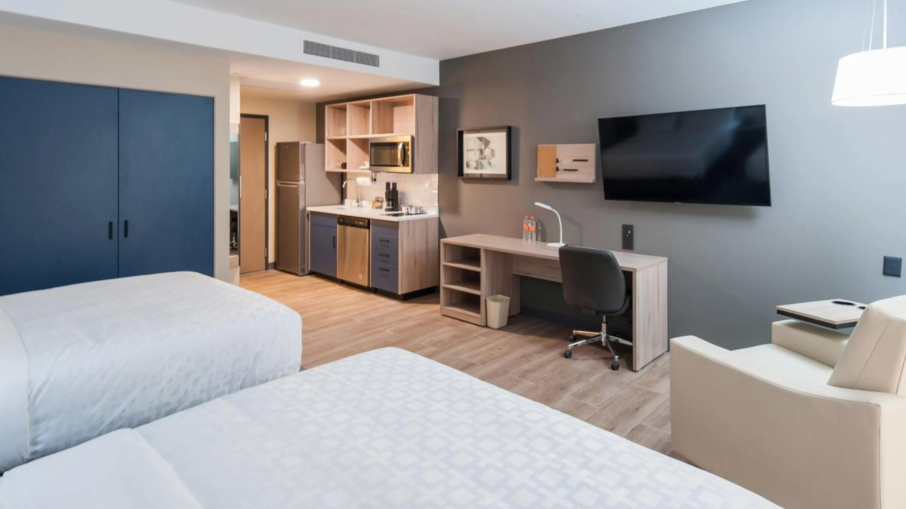 Photo of the whole room, Bed in Candlewood Suites - Guadalajara Galerias by IHG