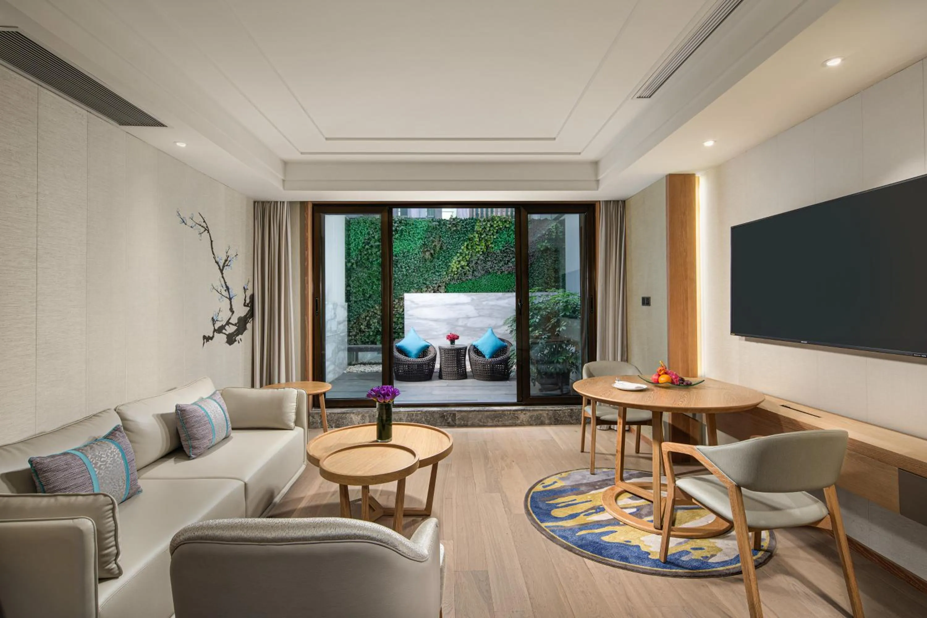 Living room in Crowne Plaza Shanghai Nanjing Road by IHG