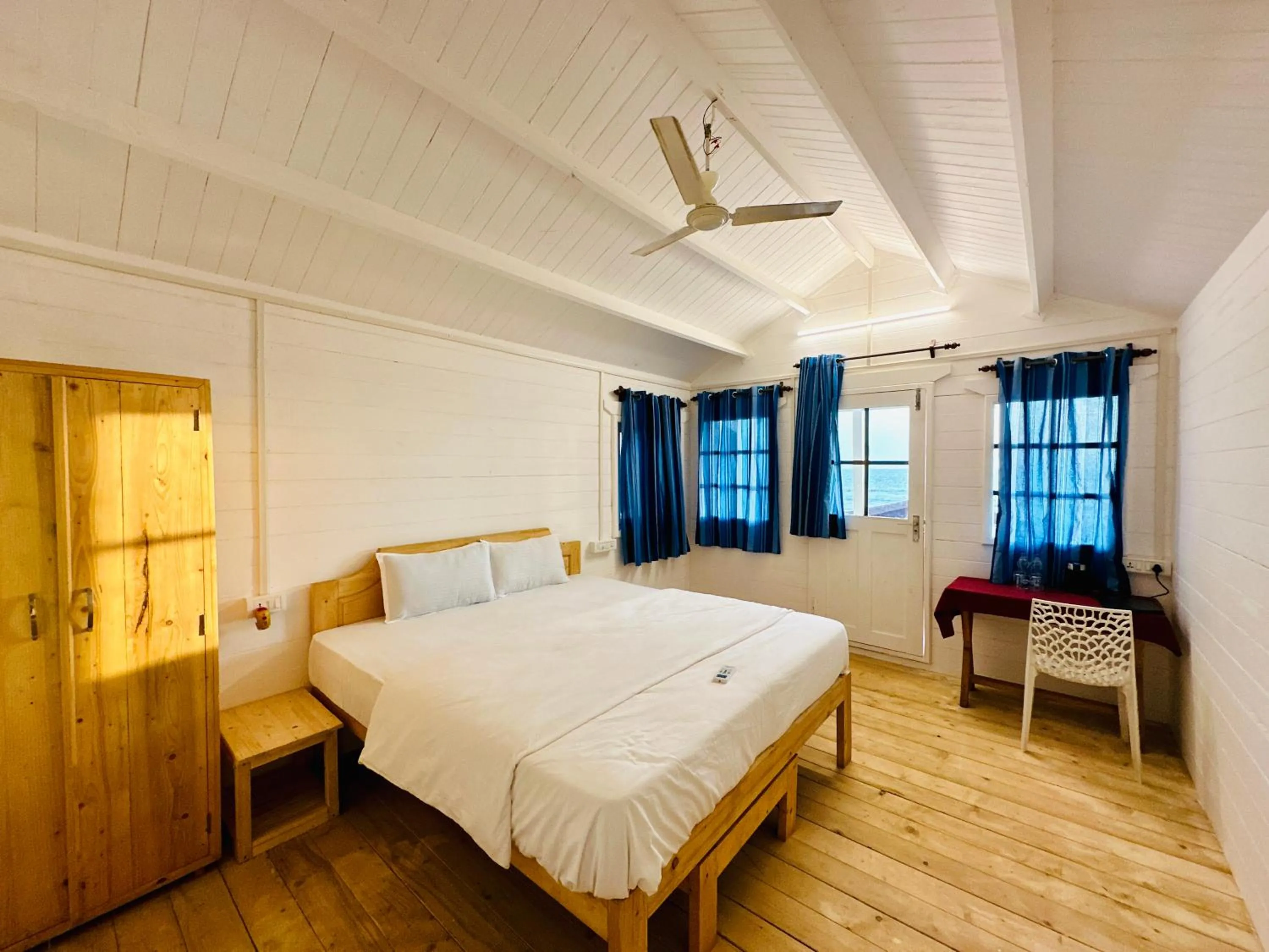 Bedroom, Bed in Cocos Beach Resort