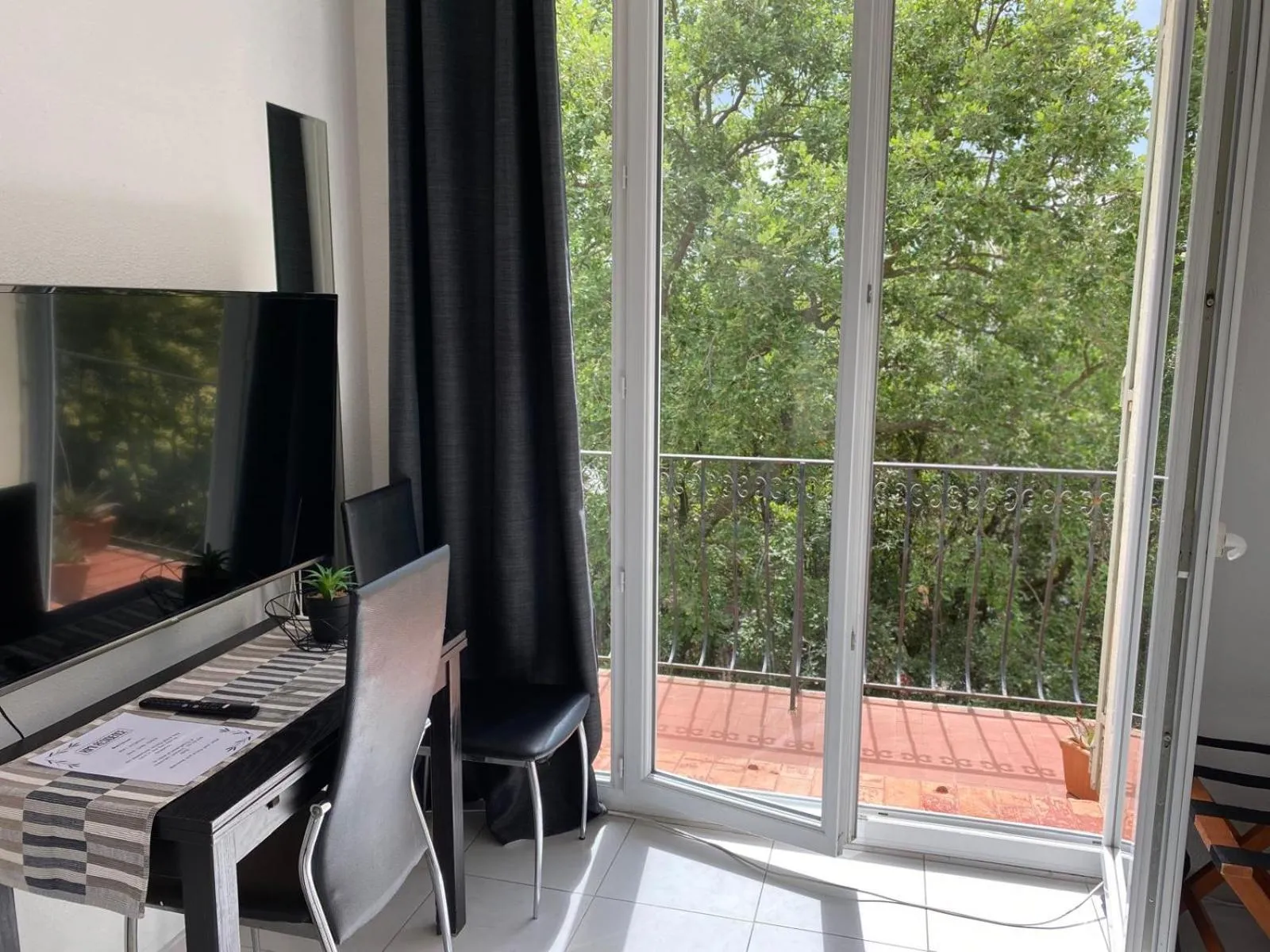 Communal lounge/ TV room in Kimi Résidence