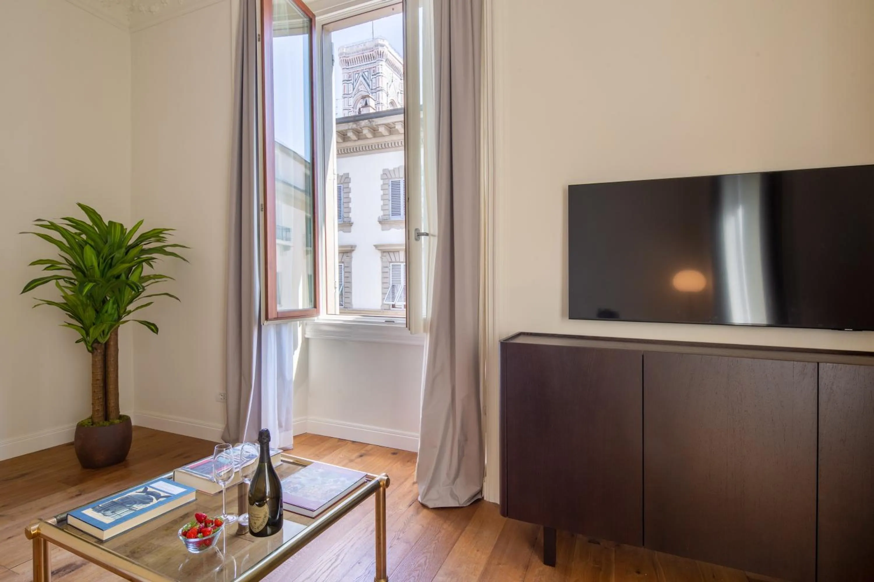 TV and multimedia in Florence Luxury Apartment al Duomo by Mmega