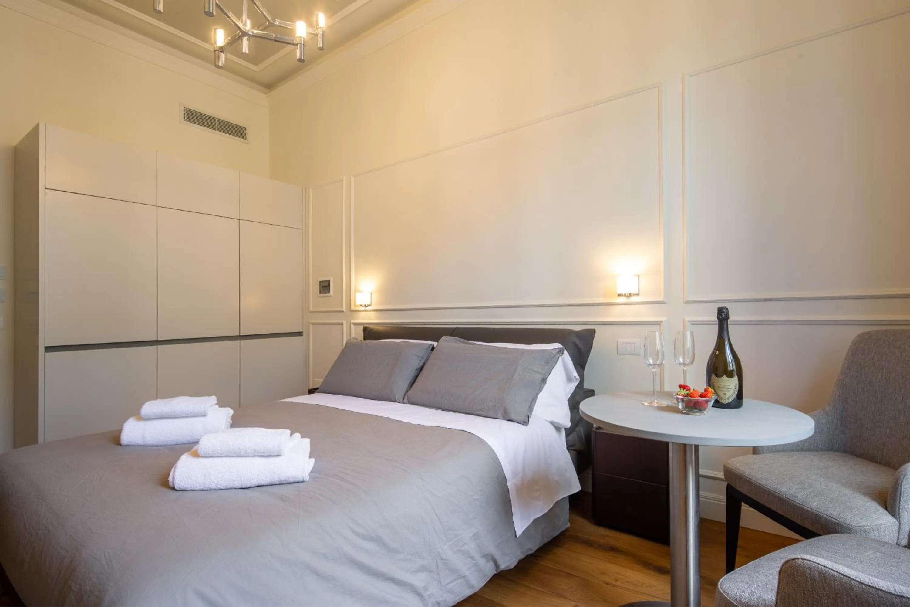 Bed in Florence Luxury Apartment al Duomo by Mmega