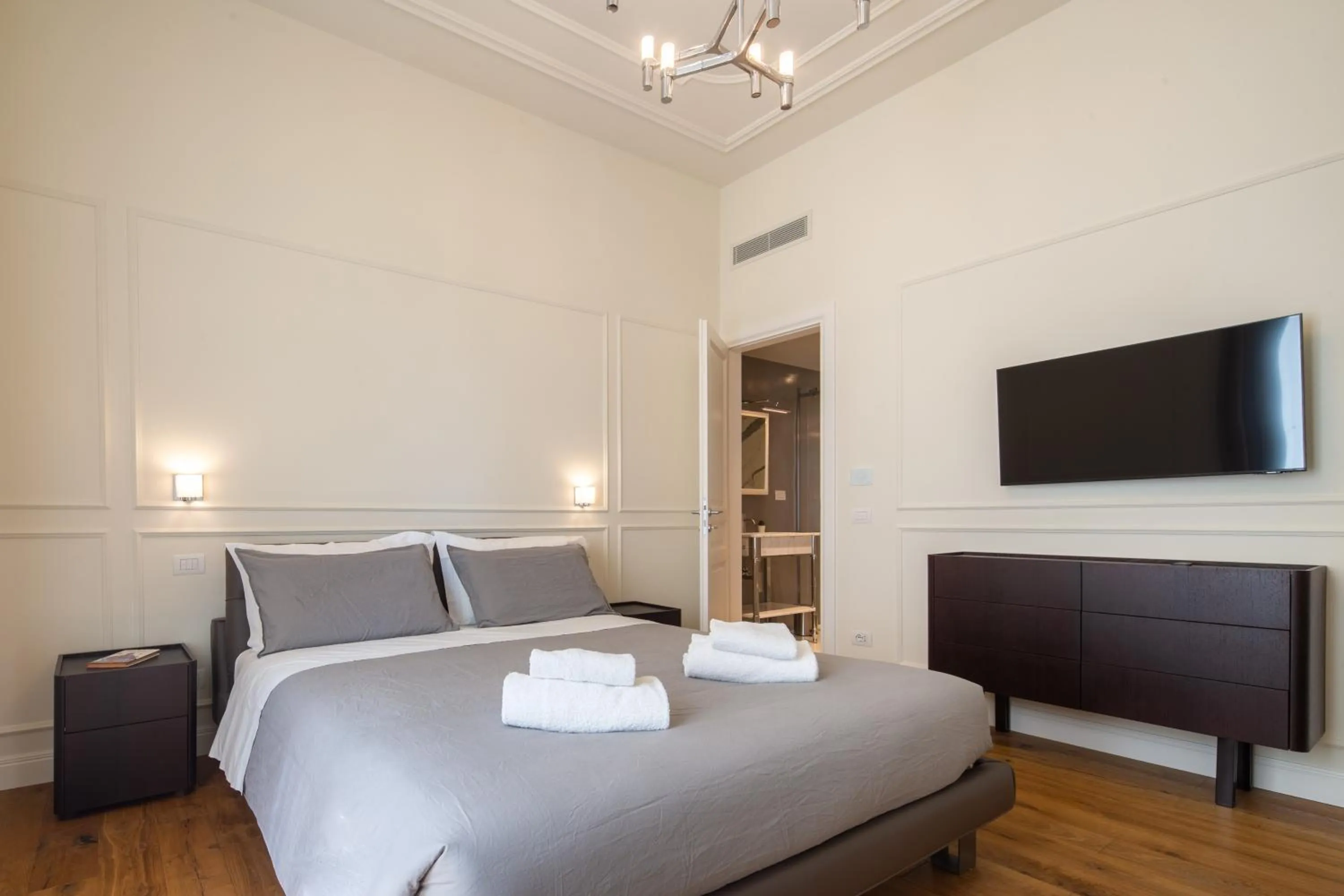 Bed in Florence Luxury Apartment al Duomo by Mmega