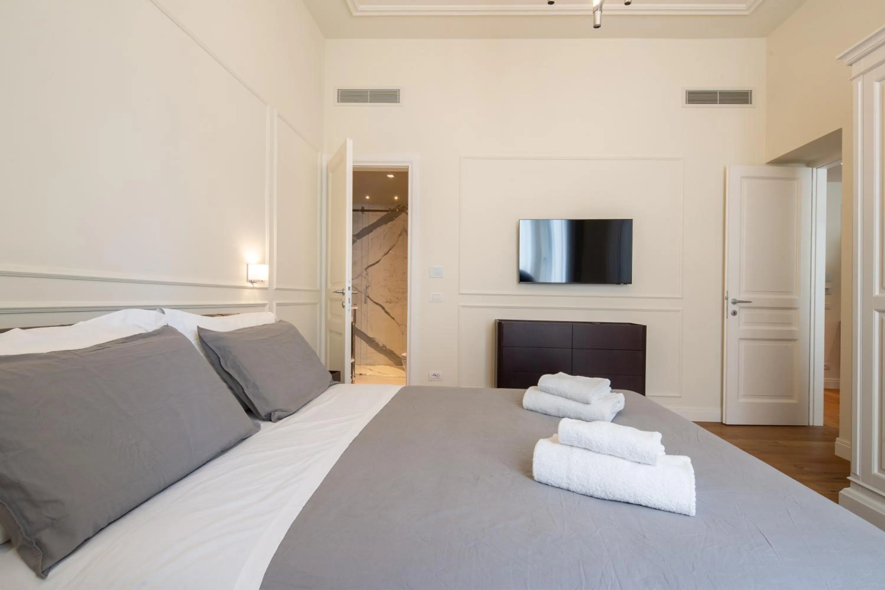 Bed in Florence Luxury Apartment al Duomo by Mmega