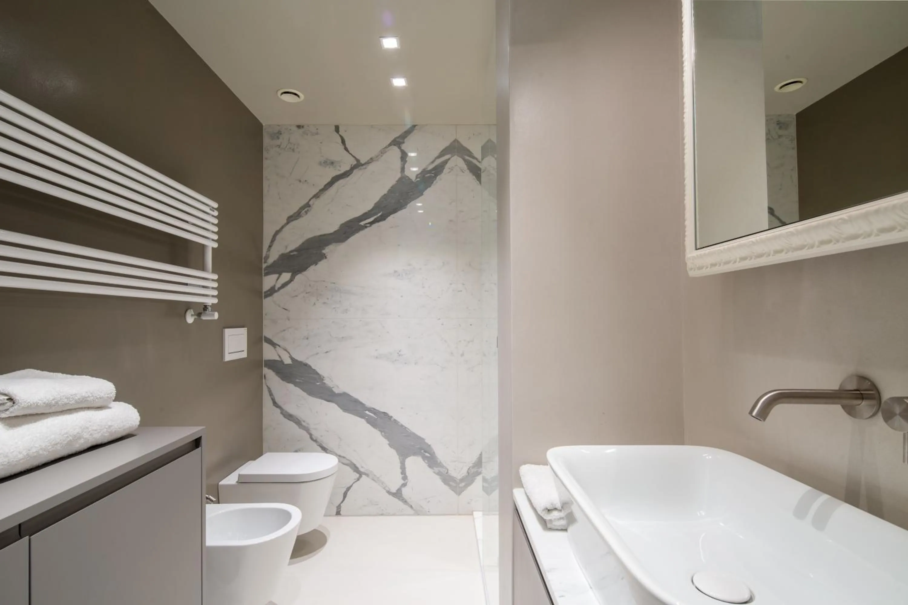 Shower in Florence Luxury Apartment al Duomo by Mmega