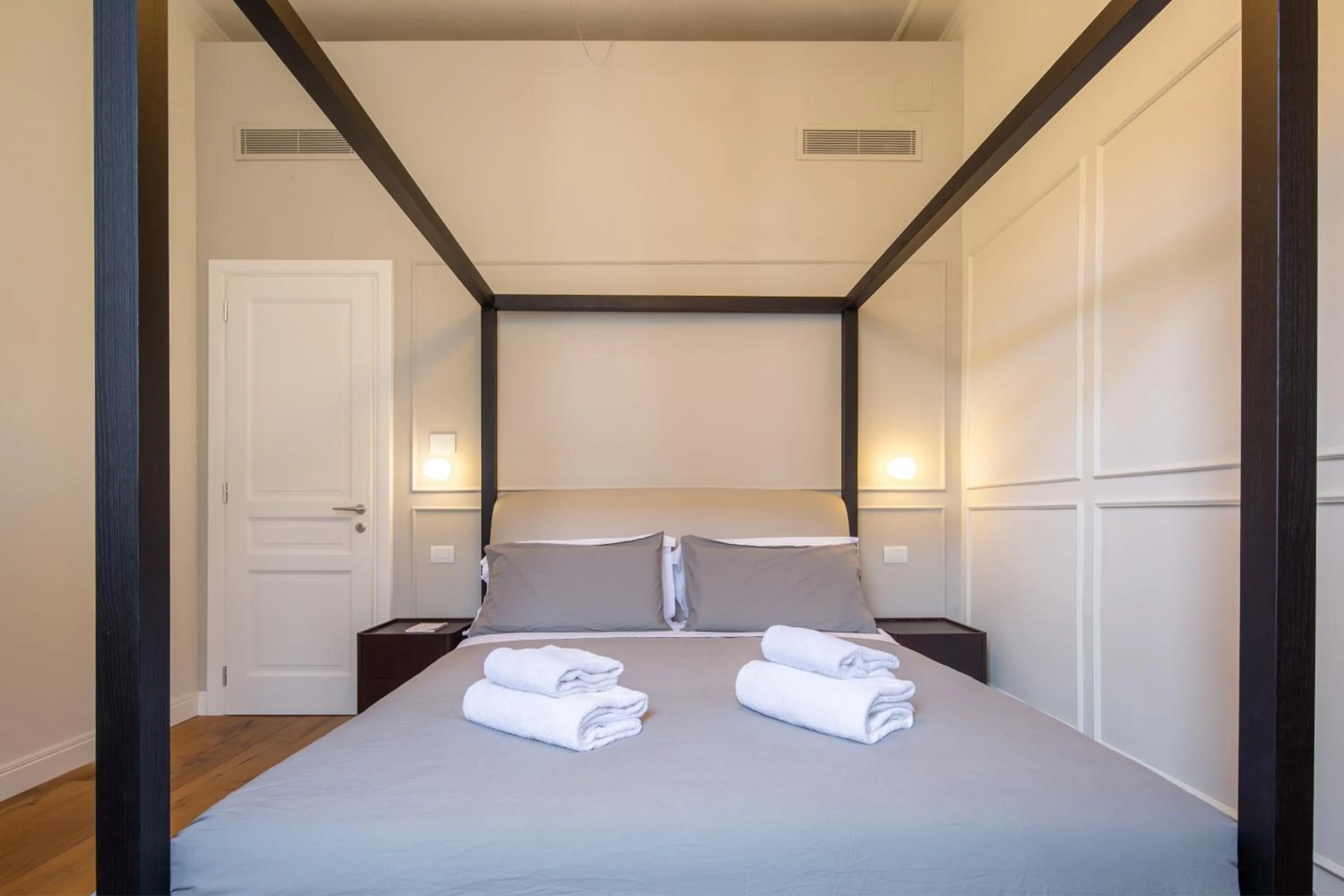 Bed in Florence Luxury Apartment al Duomo by Mmega