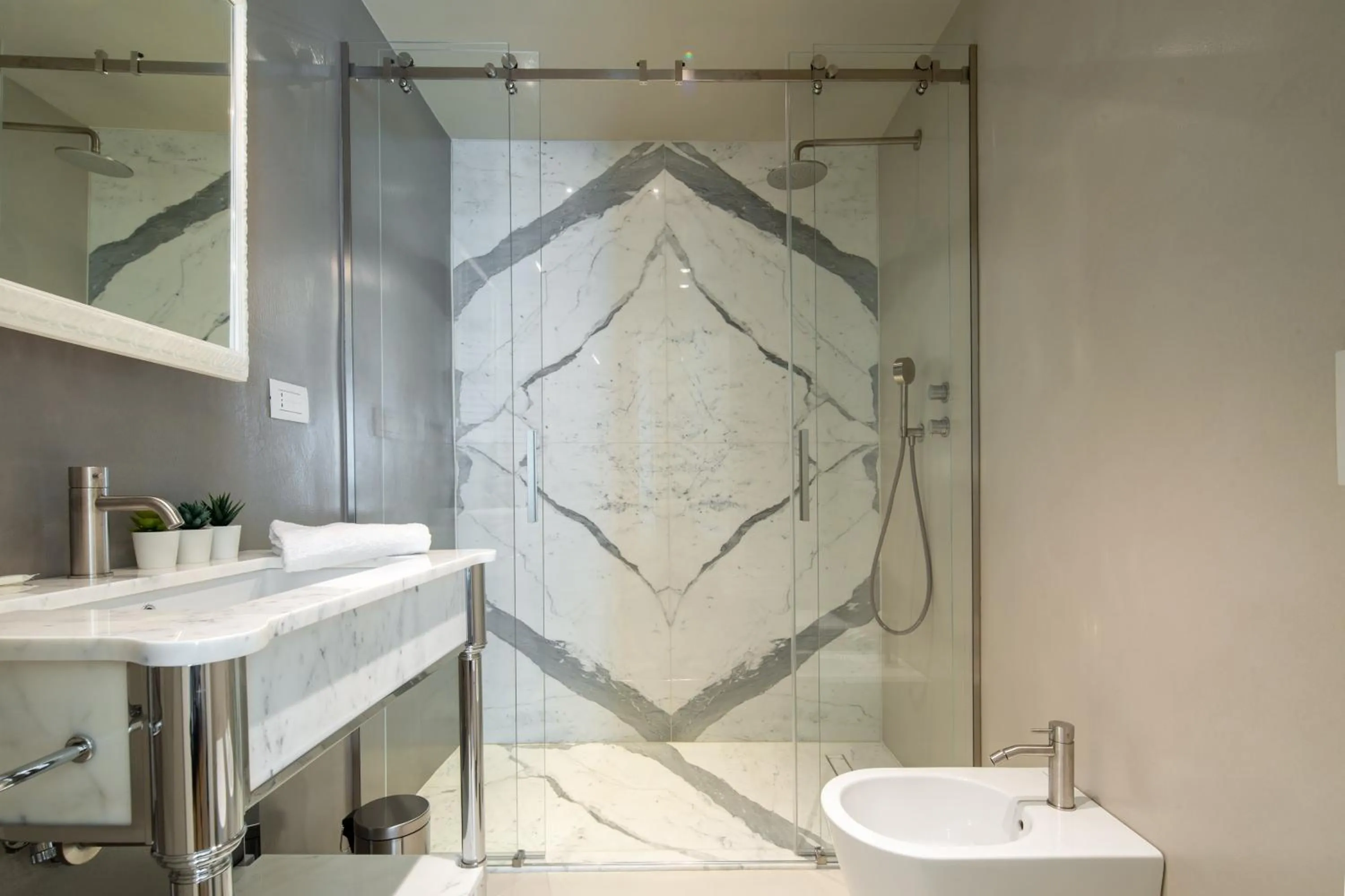 Shower in Florence Luxury Apartment al Duomo by Mmega