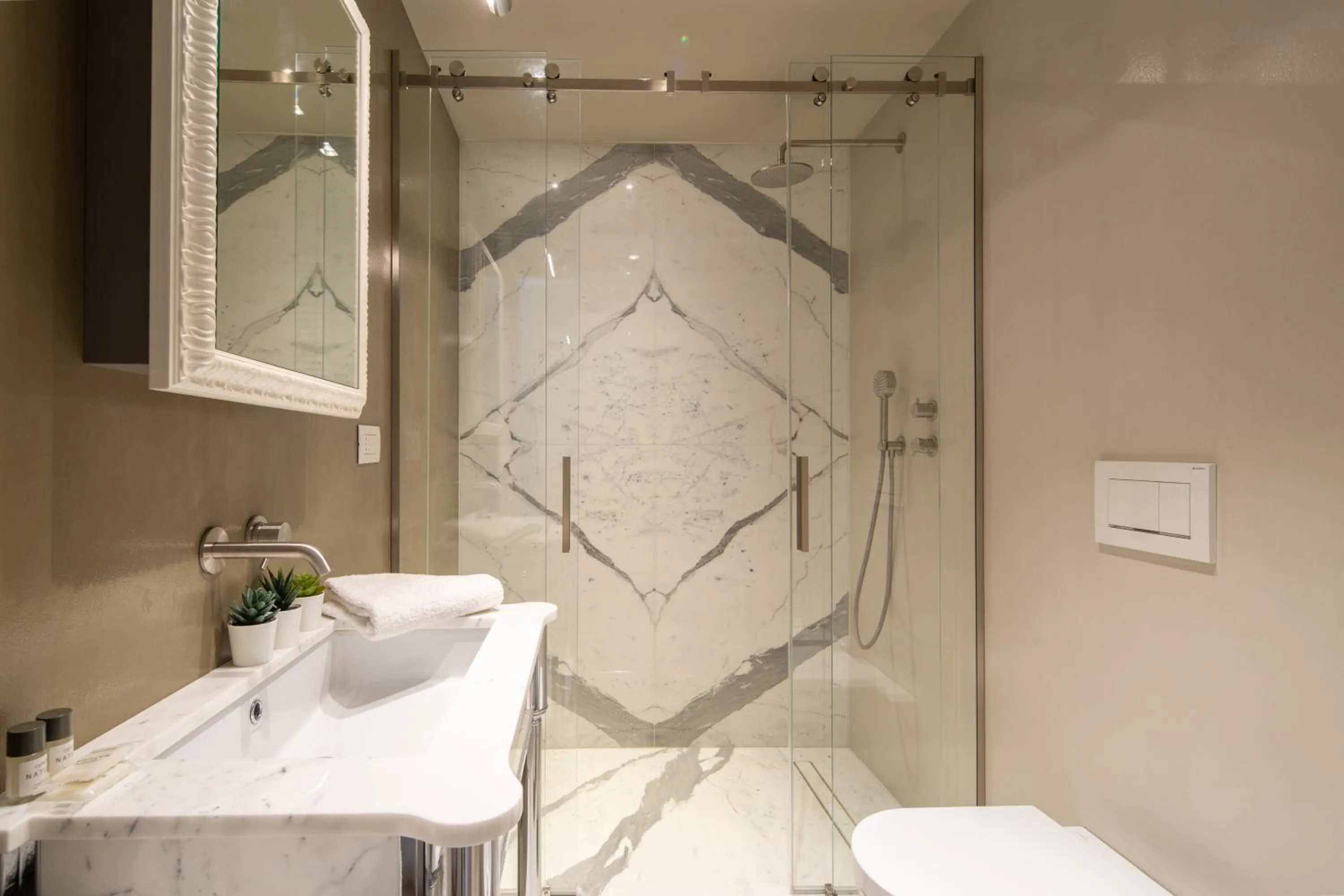 Shower in Florence Luxury Apartment al Duomo by Mmega