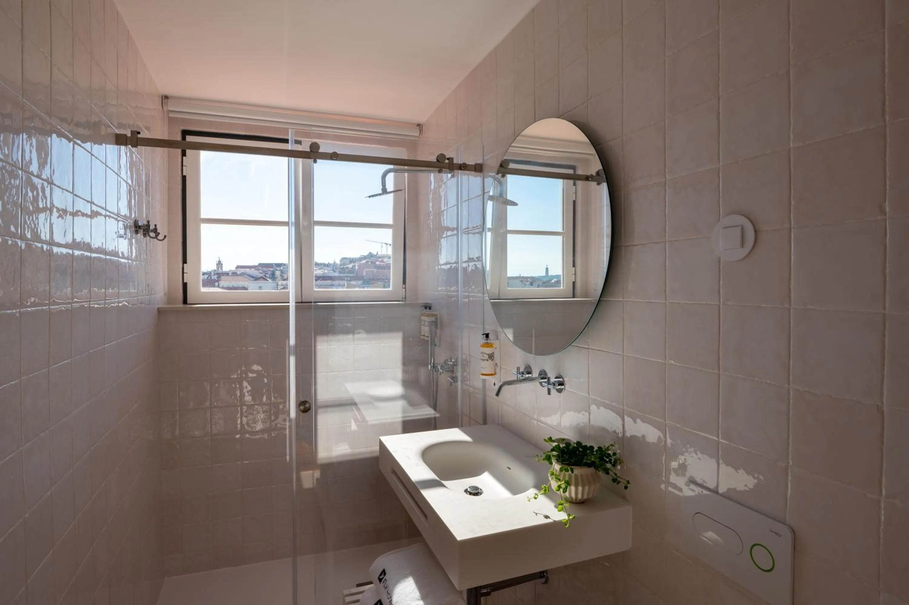 Bathroom in Memoria Lisboa FLH Hotels