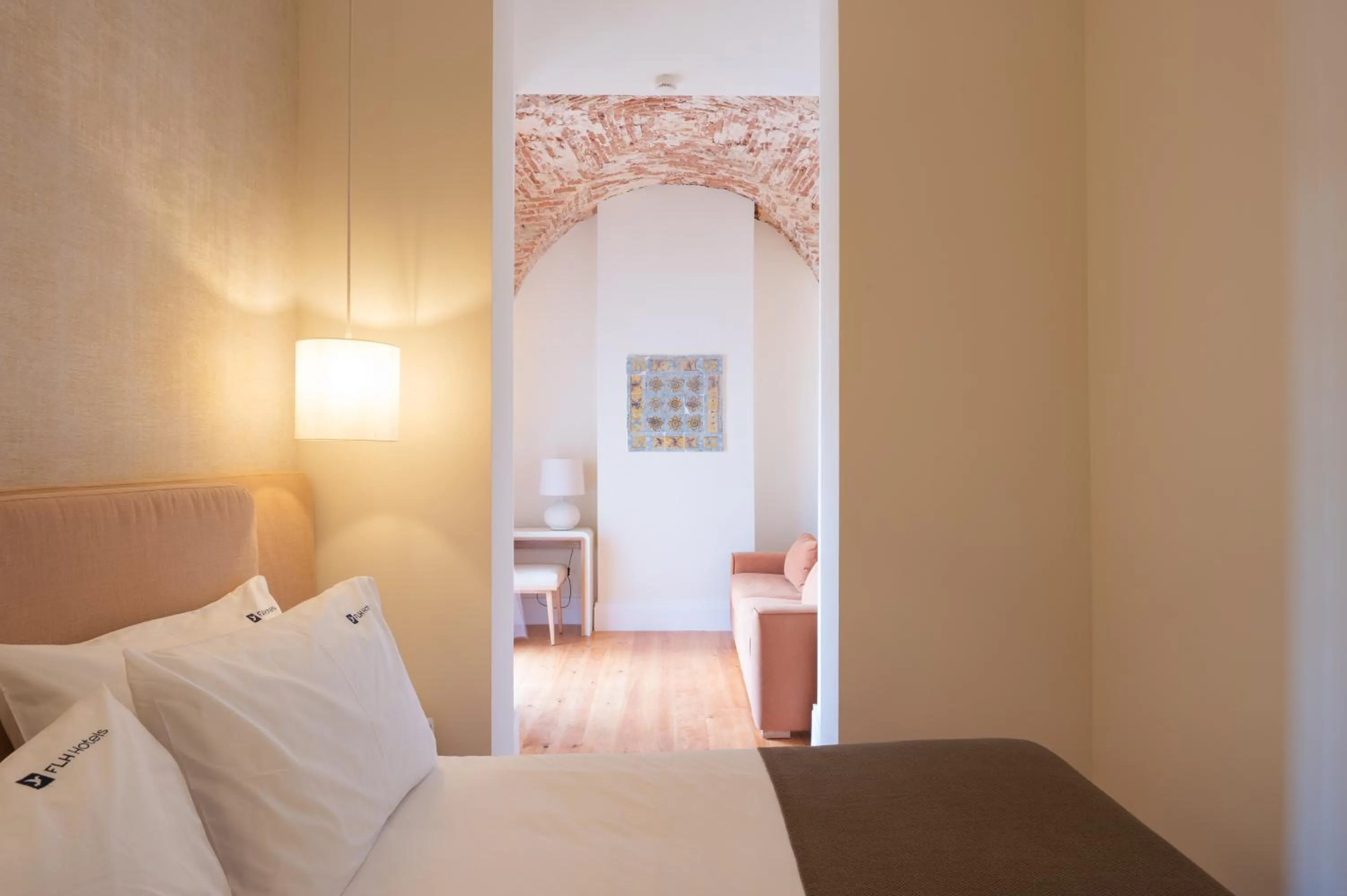 Decorative detail, Bed in Memoria Lisboa FLH Hotels