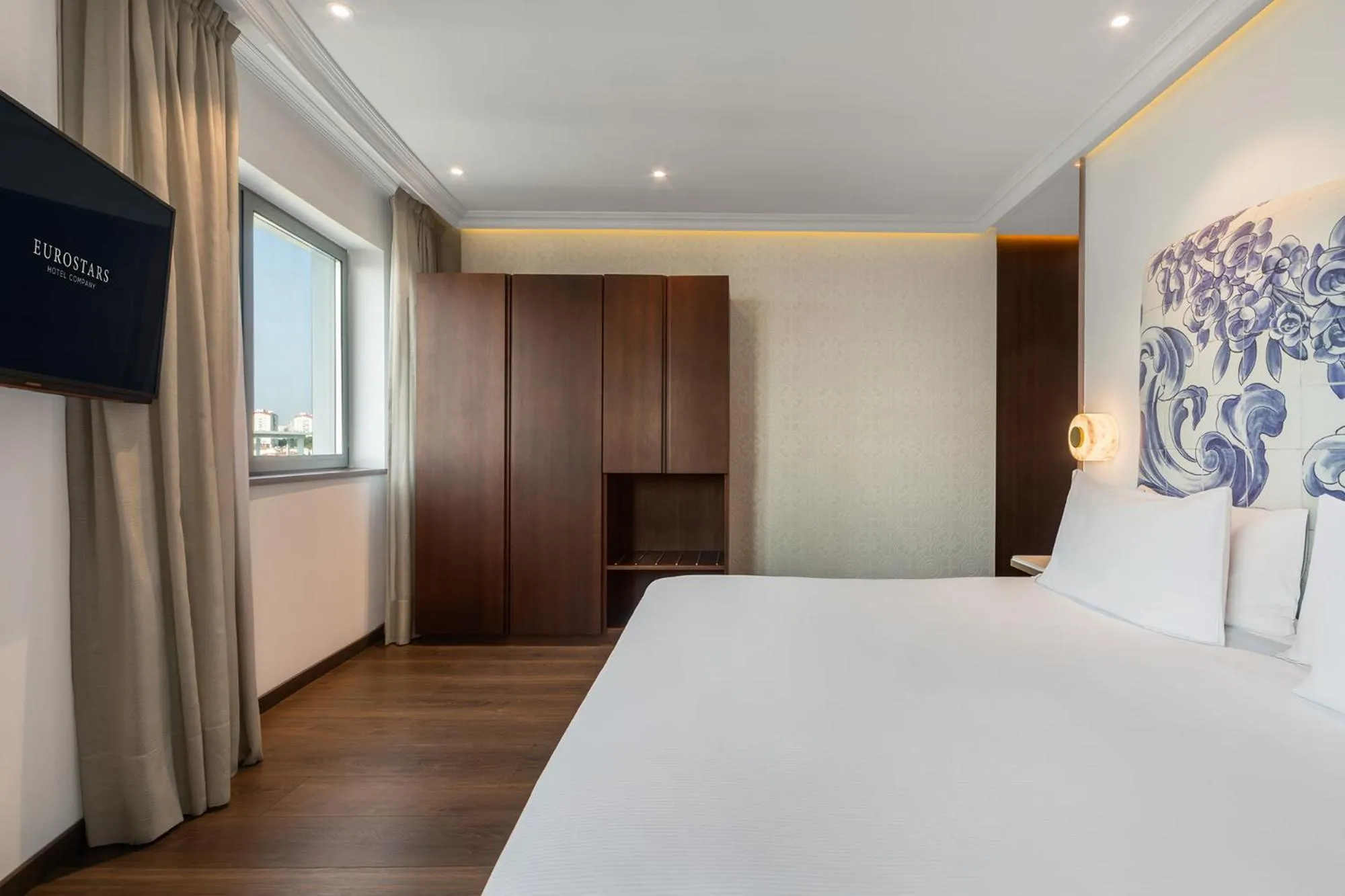 Communal lounge/ TV room, Bed in Eurostars Universal Lisboa