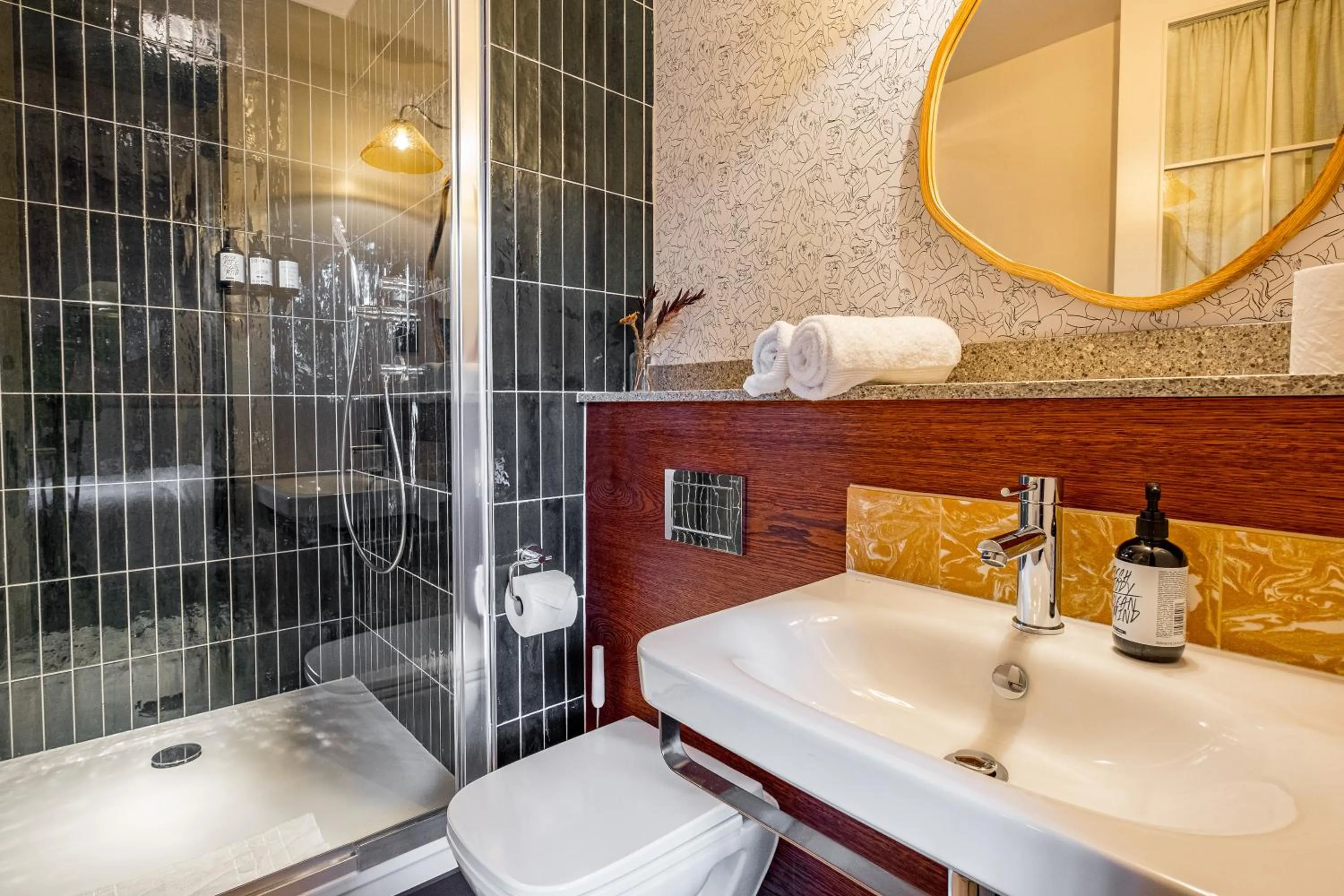 Shower in room2 London Chiswick Hometel