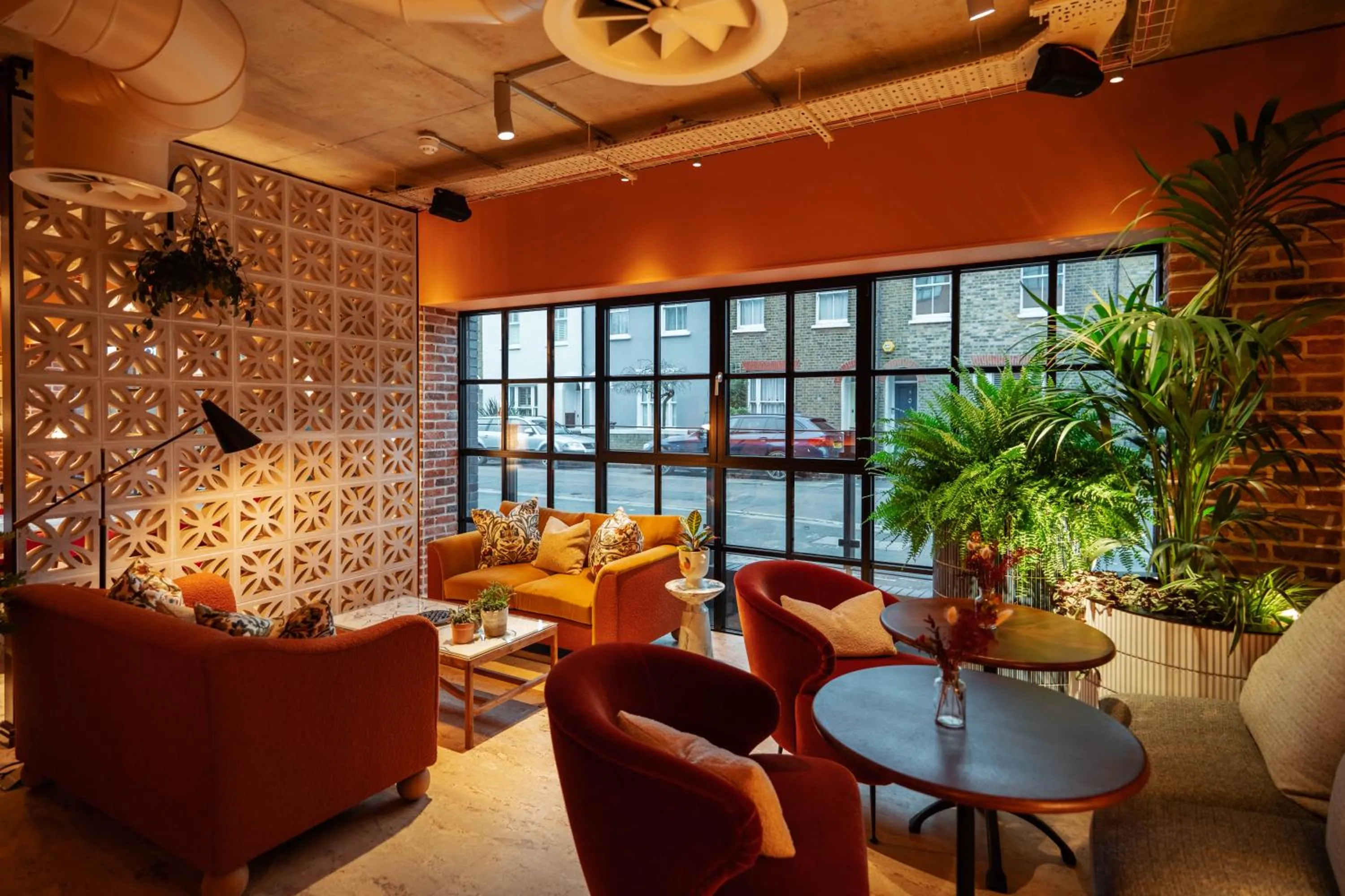 Lounge or bar in room2 London Chiswick Hometel