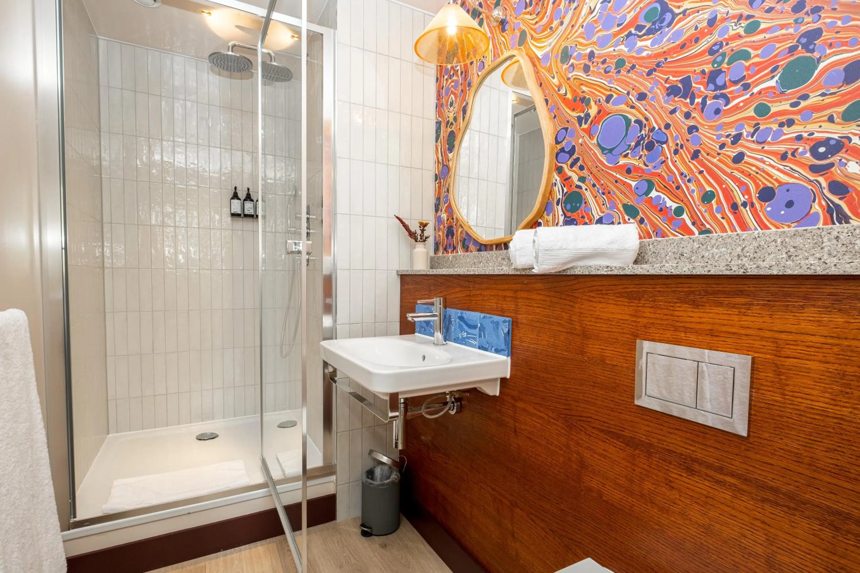 Shower in room2 London Chiswick Hometel