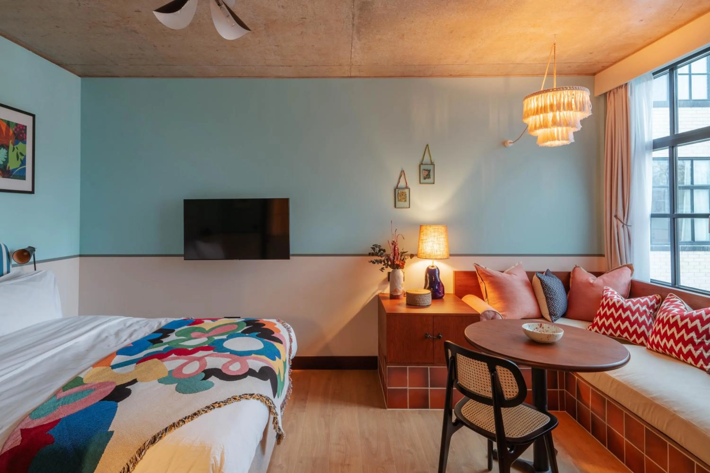 Living room, Bed in room2 London Chiswick Hometel