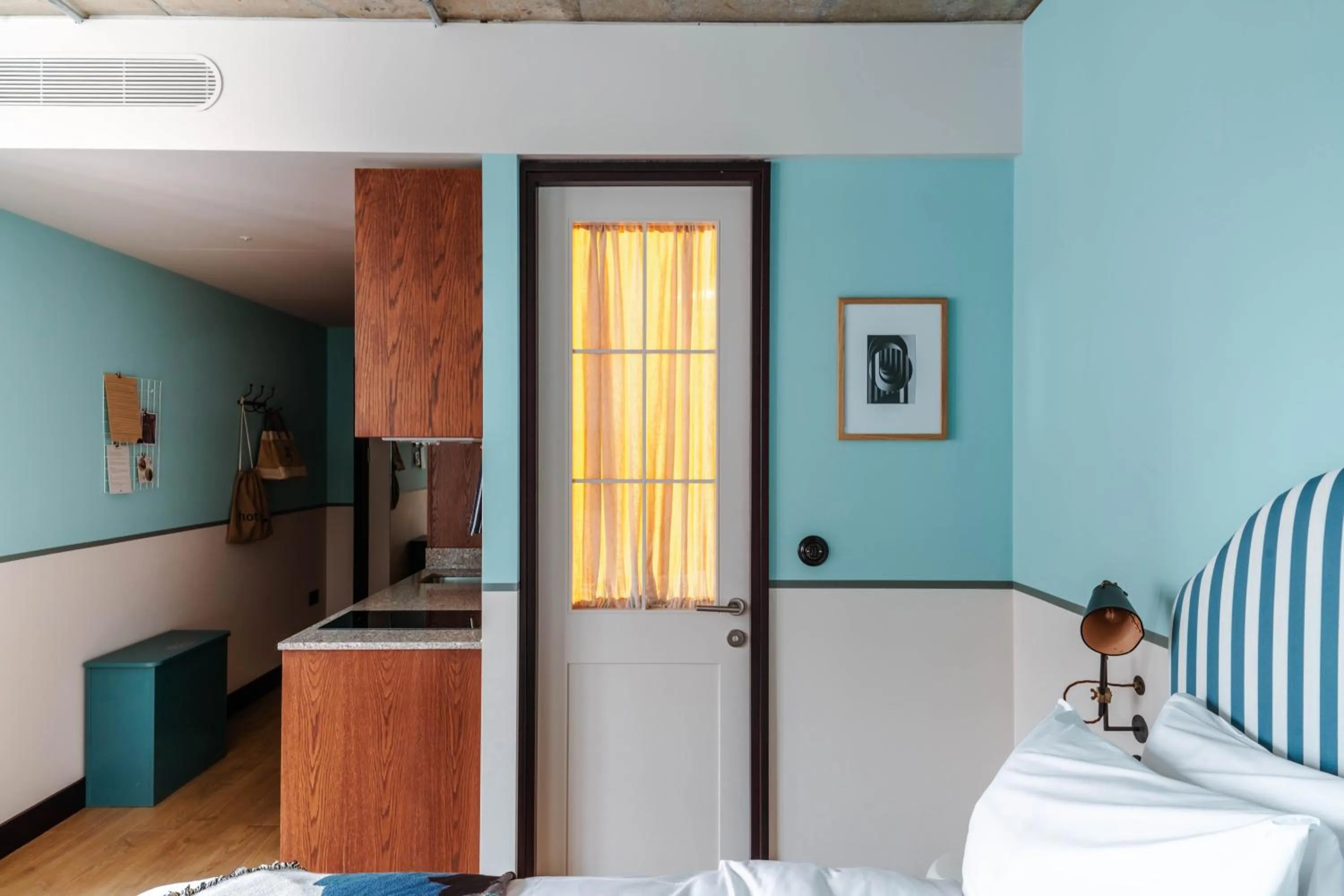 Kitchen or kitchenette, Bed in room2 London Chiswick Hometel