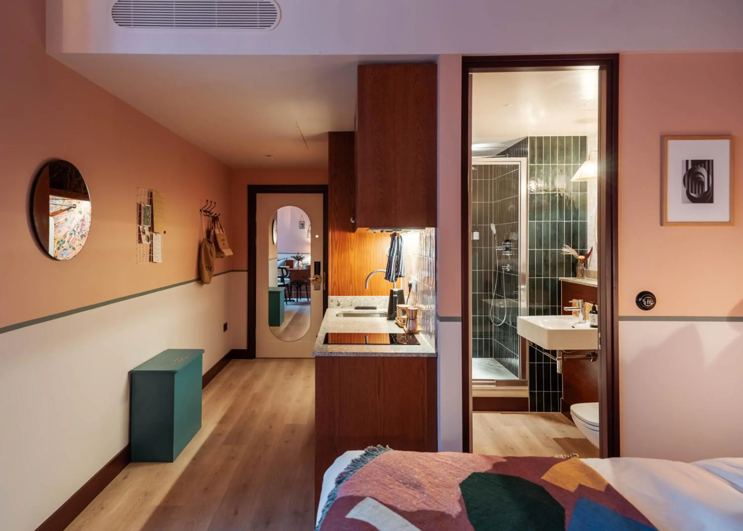 Kitchen or kitchenette, Bed in room2 London Chiswick Hometel Kitchen or kitchenette, Bed in room2 London Chiswick Hometel