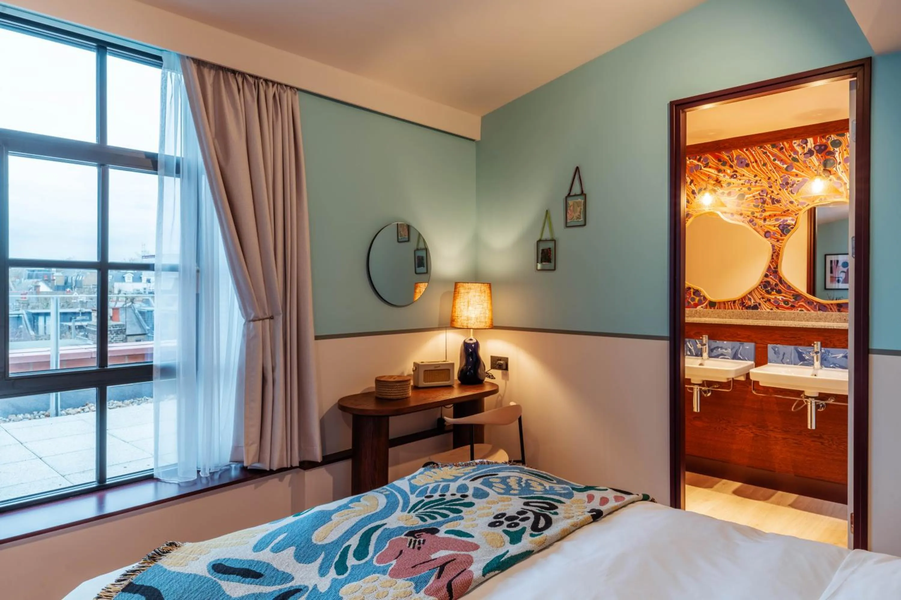 Bathroom, Bed in room2 London Chiswick Hometel