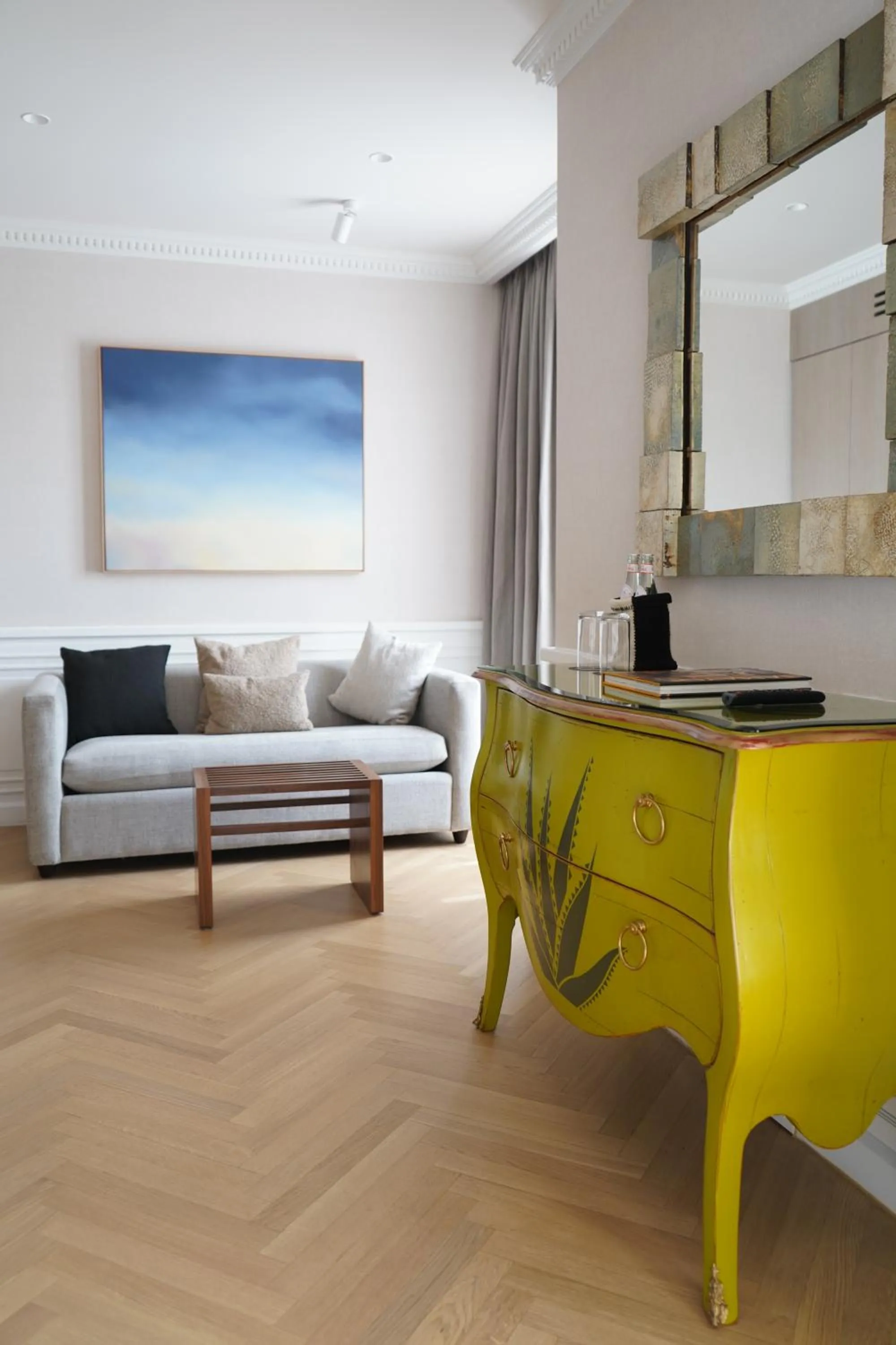 Living room in The Alest Hotel