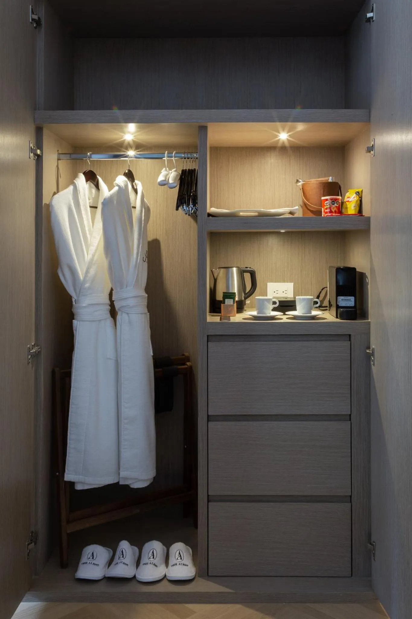 wardrobe in The Alest Hotel