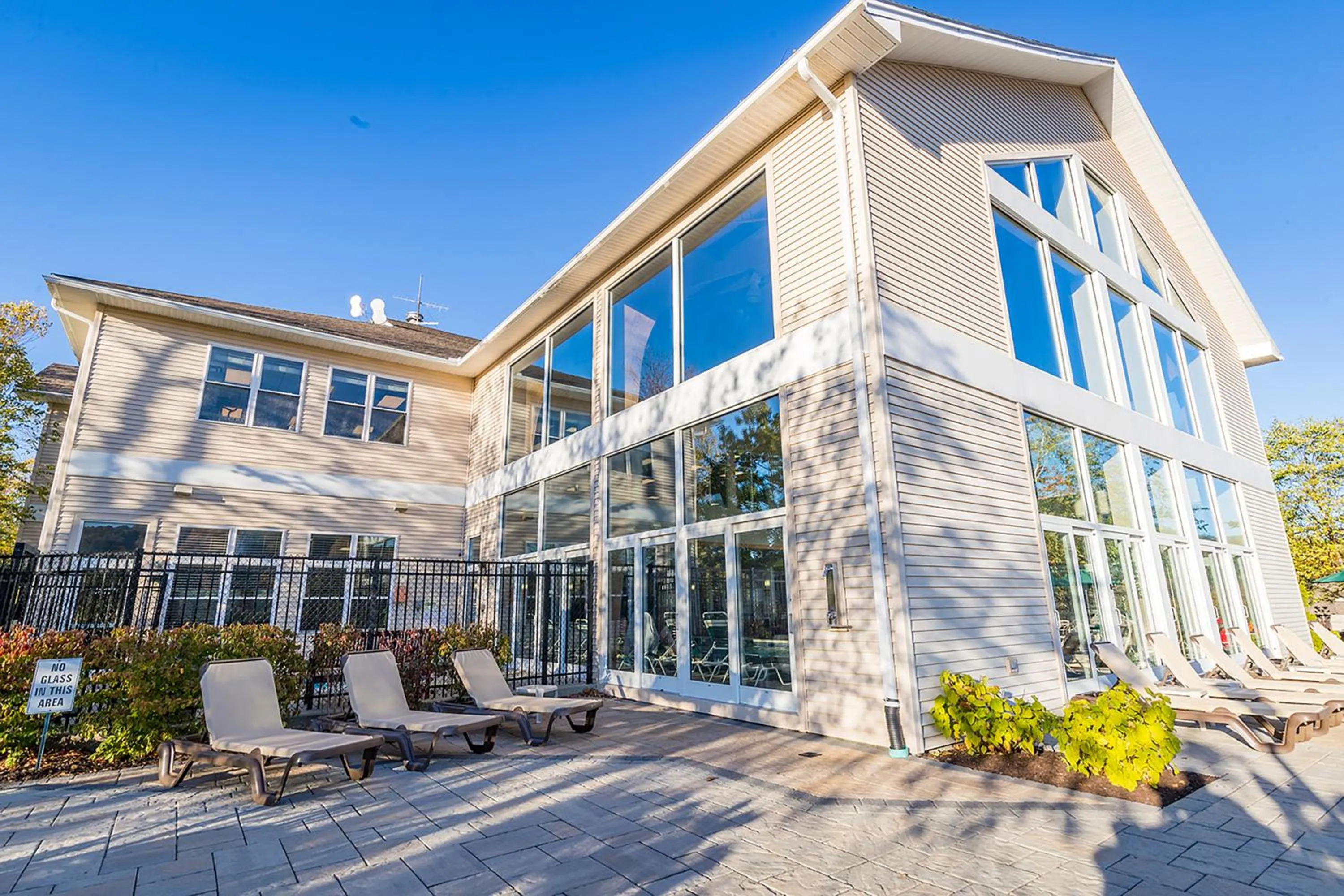 Communal lounge/ TV room in Vacation Village in the Berkshires