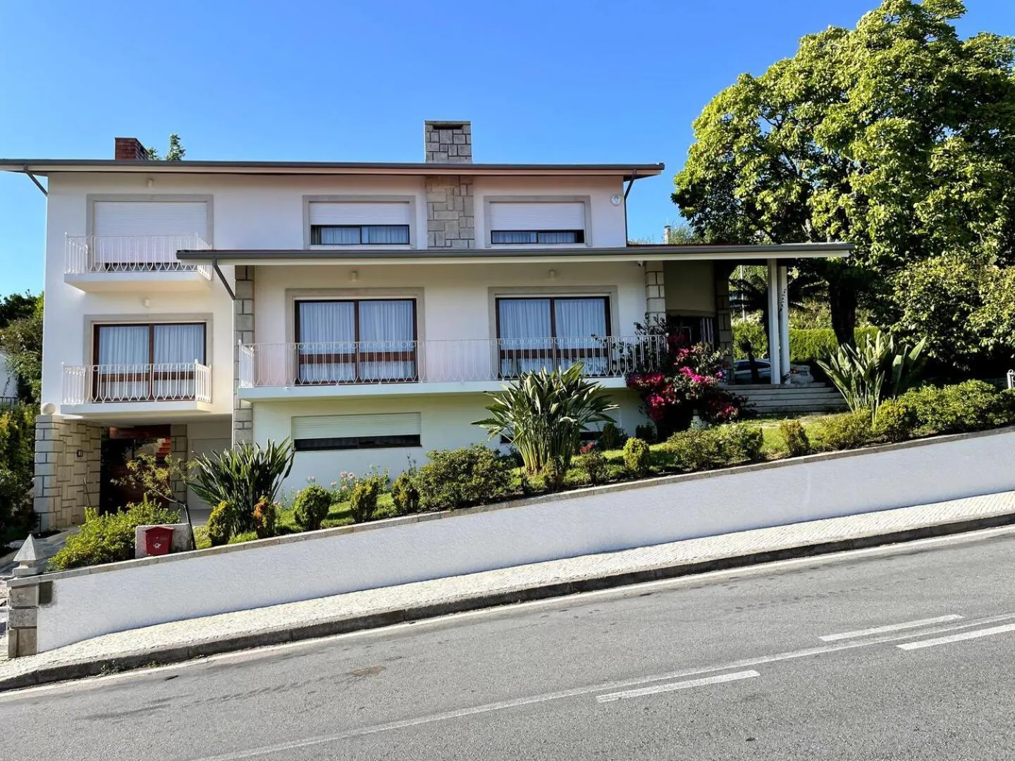 Property building in Santiago Family House