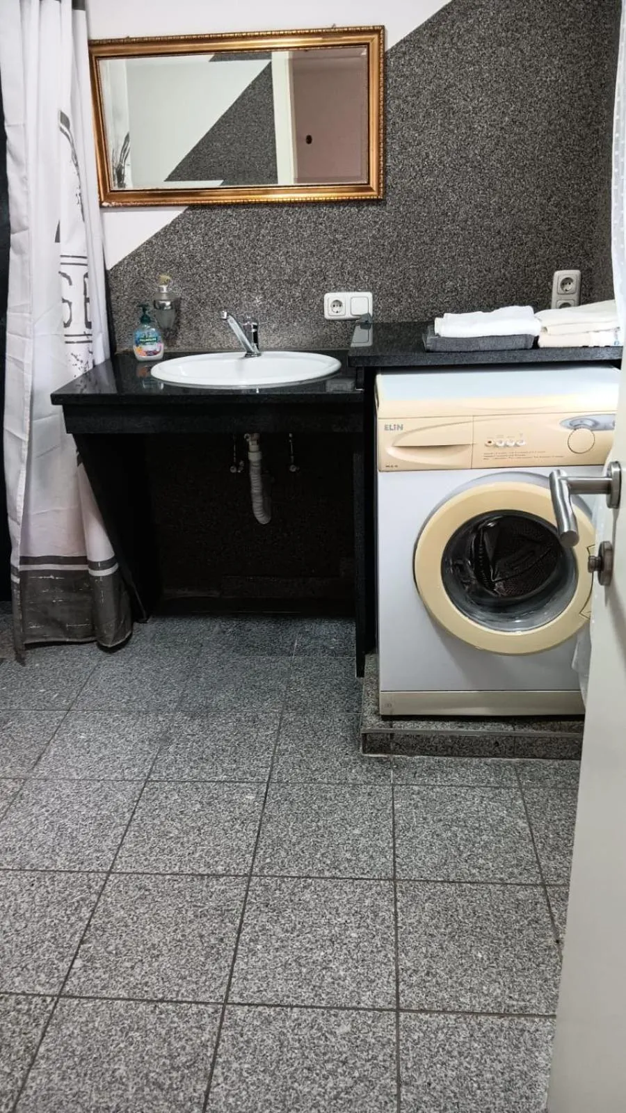 Bathroom in Geinberg Suites & Via Nova Lodges